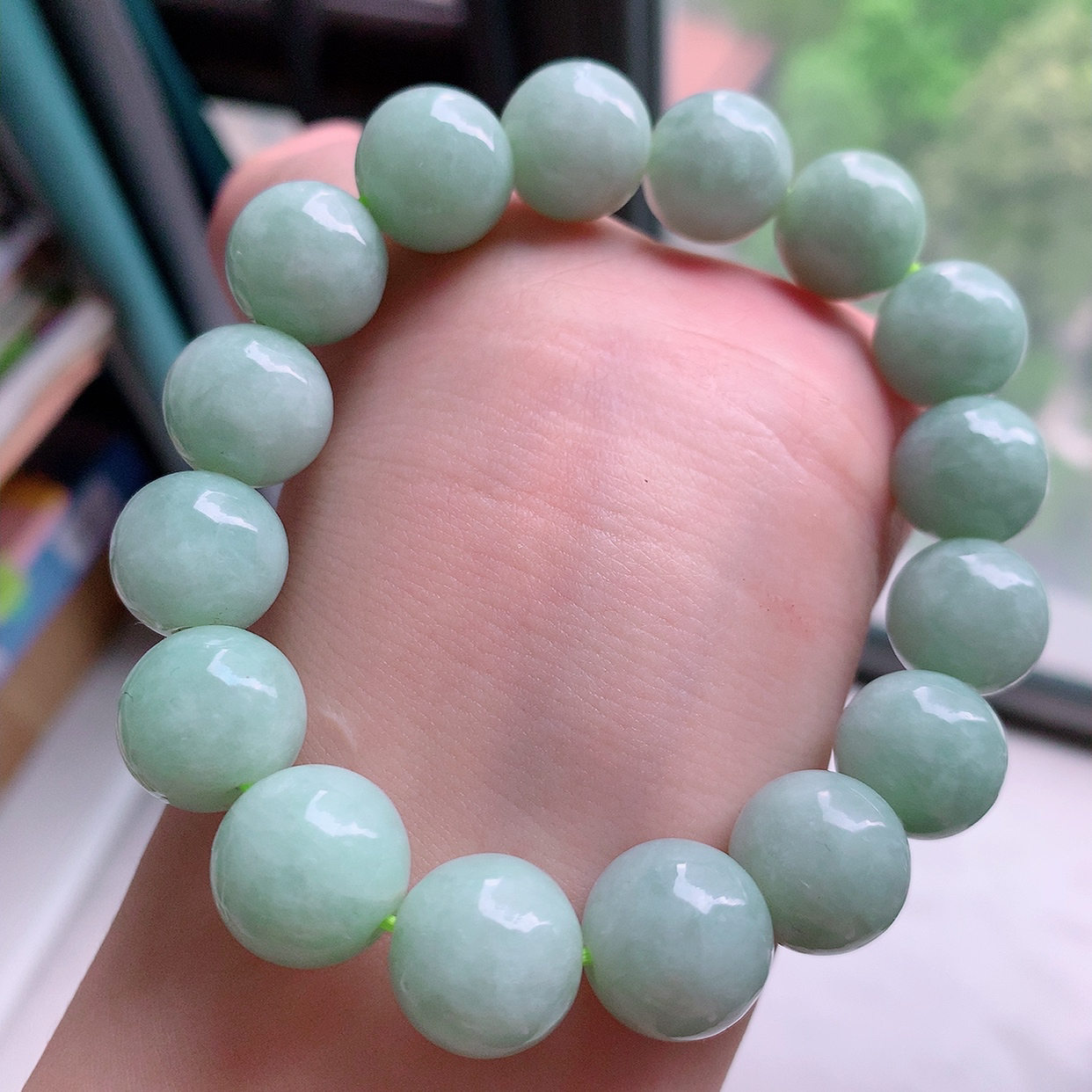 自然光实拍，冰润淡绿翡翠手串手链，种老水足， 冰清玉润  颜色漂亮  #001.1取一尺寸13.6