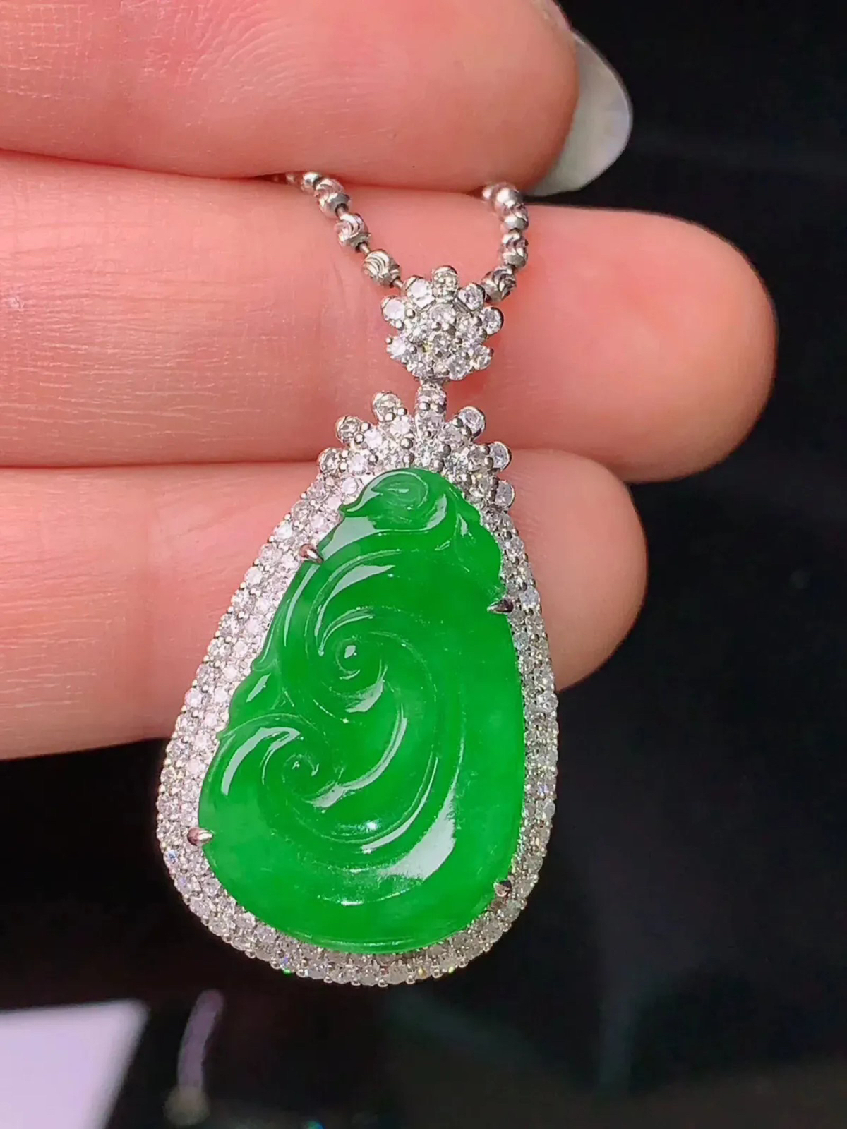 18k金钻镶嵌满绿如意吊坠 玉质细腻 色泽艳丽 整体尺寸32*17.3*7