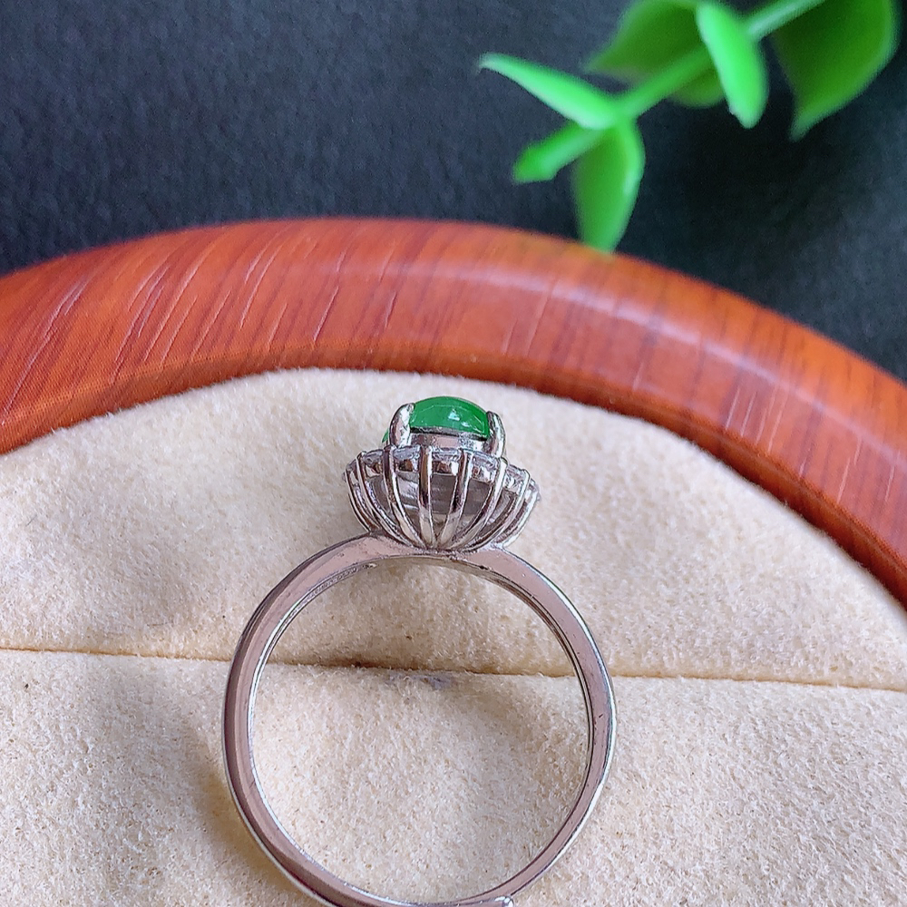 冰润满绿精美环形翡翠戒指  玉质细腻  冰清玉润  飘花灵动  颜色漂亮  W815.28   内径尺寸：17-11-9mm  裸石尺寸：8.3-6.6mm