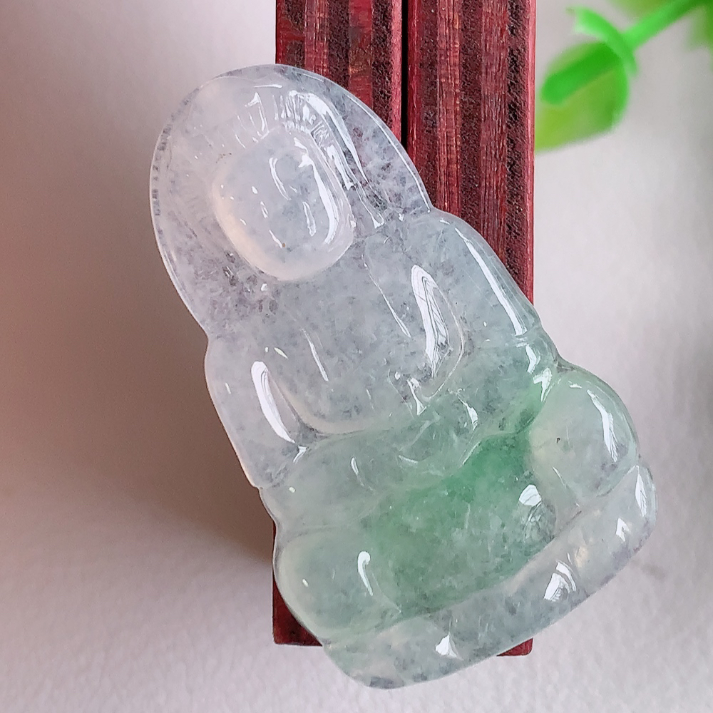 冰润精雕飘花观音吊坠，法相端庄大气，工艺精湛，种色浓郁，细腻饱满冰润，种老水足，收藏佳品，佩戴大气  W01.28   尺寸：35-21.2-3.8mm