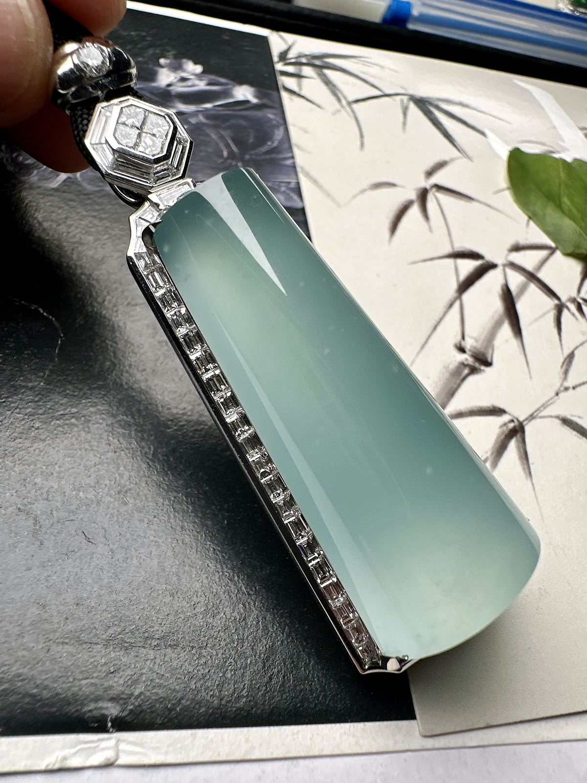 【冰种天空蓝无事柱】精品，种水上乘，通透闪亮，晶莹剔透。收藏品质18K金钻镶嵌，裸石尺寸43.6*2