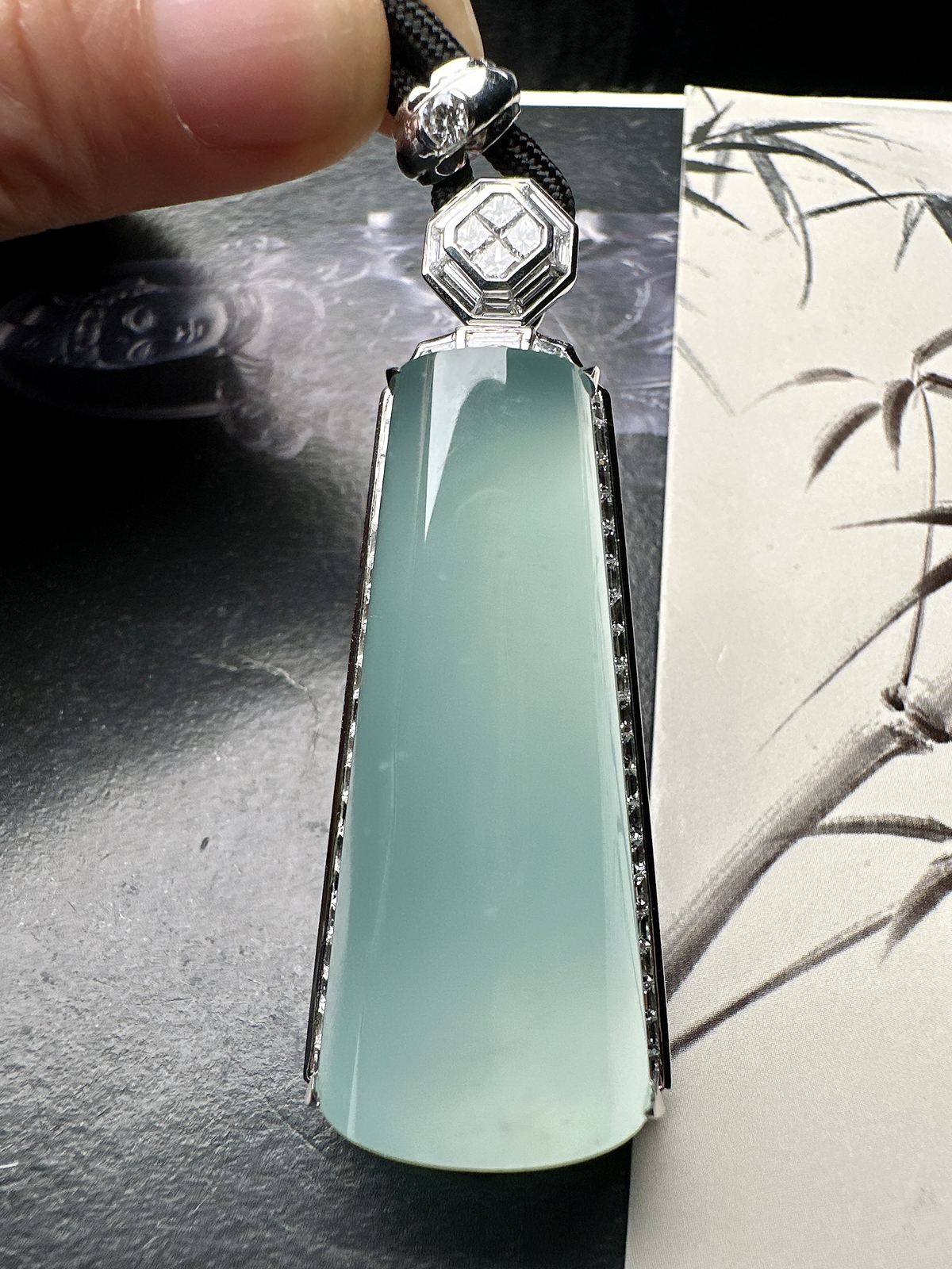 【冰种天空蓝无事柱】精品，种水上乘，通透闪亮，晶莹剔透。收藏品质18K金钻镶嵌，裸石尺寸43.6*2