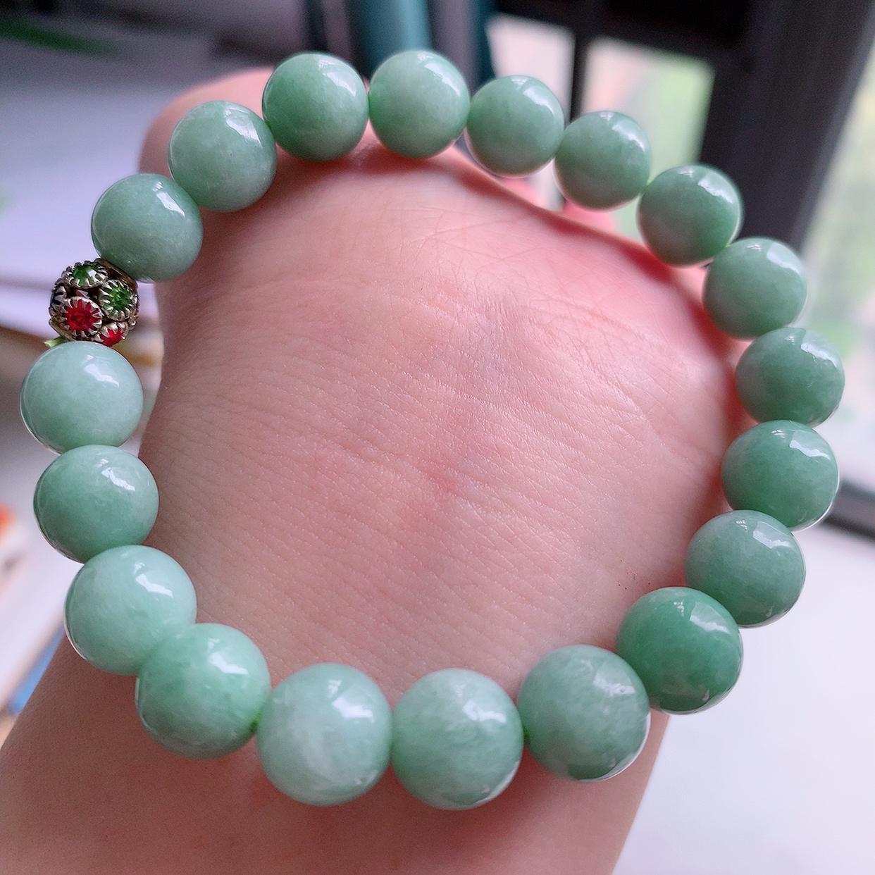 自然光实拍，冰润满绿圆珠手链   翡翠手串，种老水足，冰清玉润   颜色漂亮  #001.1取一尺寸9.5mm