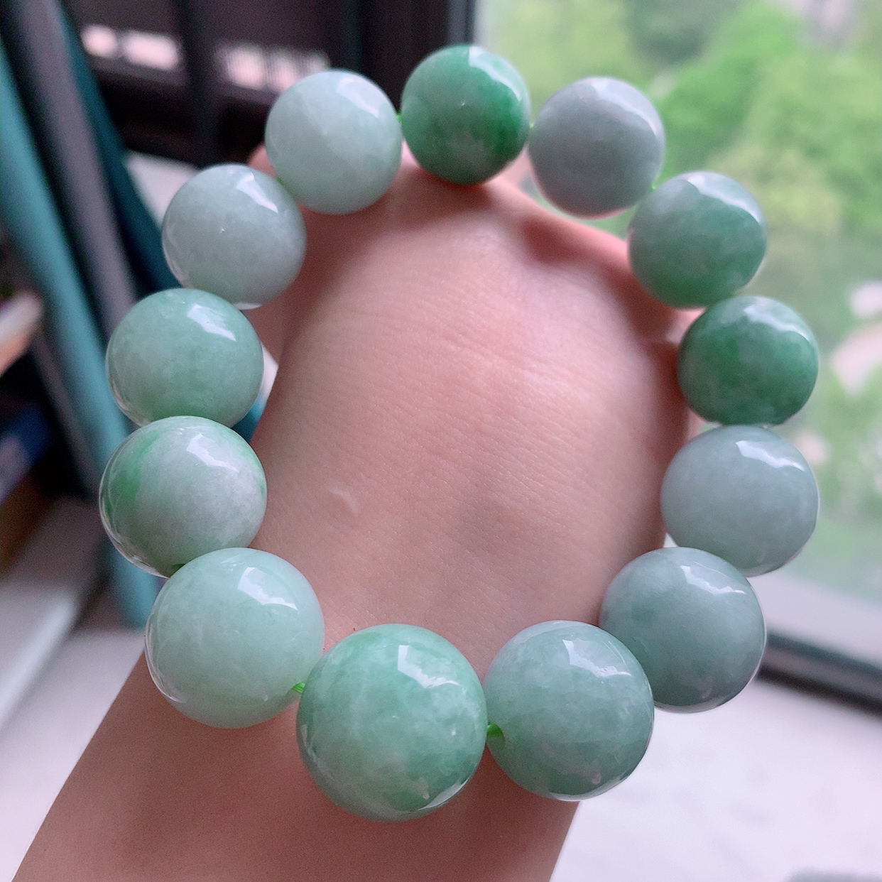 自然光实拍，大颗冰润飘绿翡翠手串，颜色丰富，料子细腻，高档大气， 自戴送礼佳品！#001.1取一尺寸