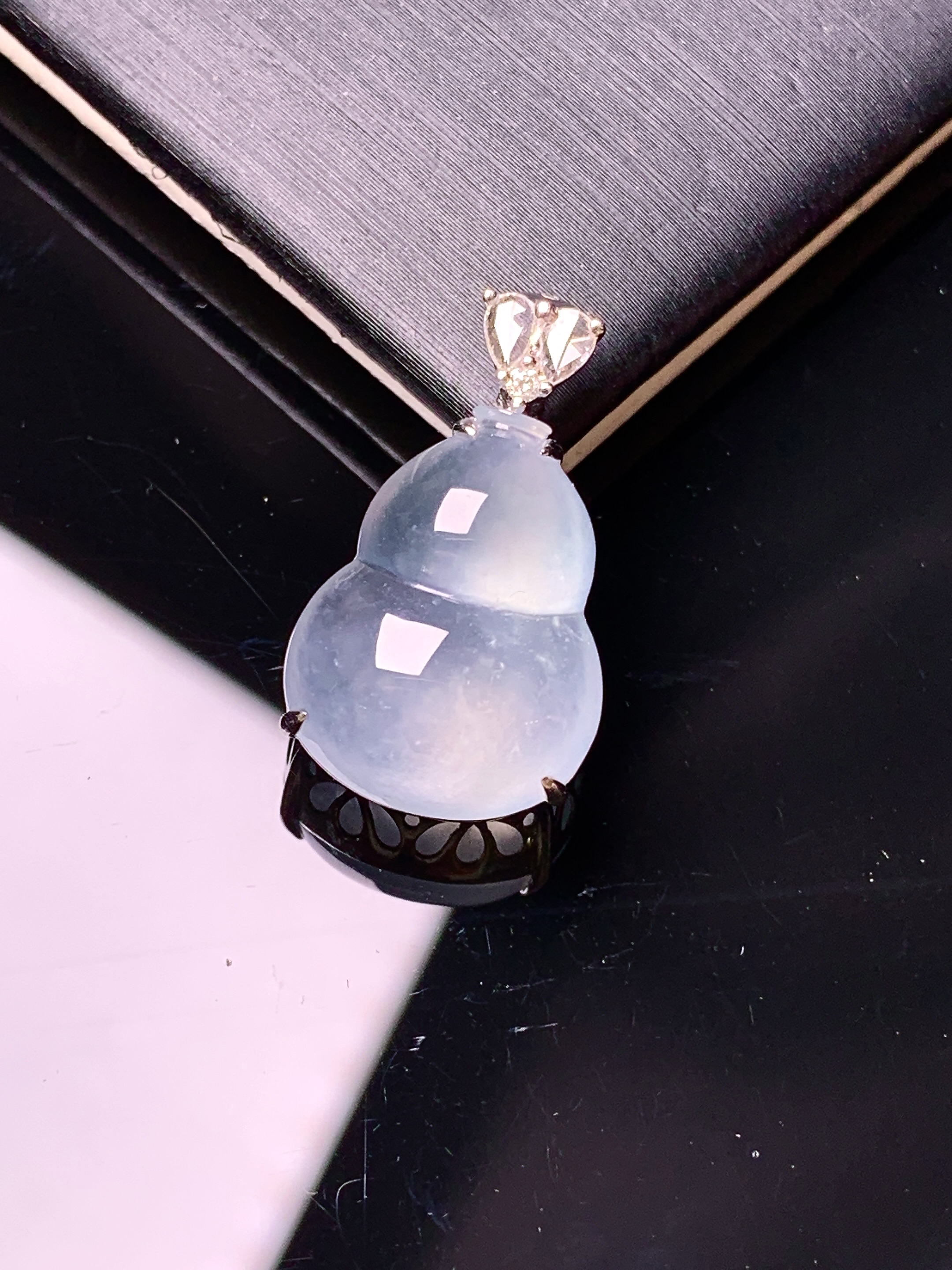 18k金钻镶嵌冰种葫芦吊坠 玉质细腻 色泽艳丽清新 水润亮眼 整体尺寸23*13.5*8.2g2