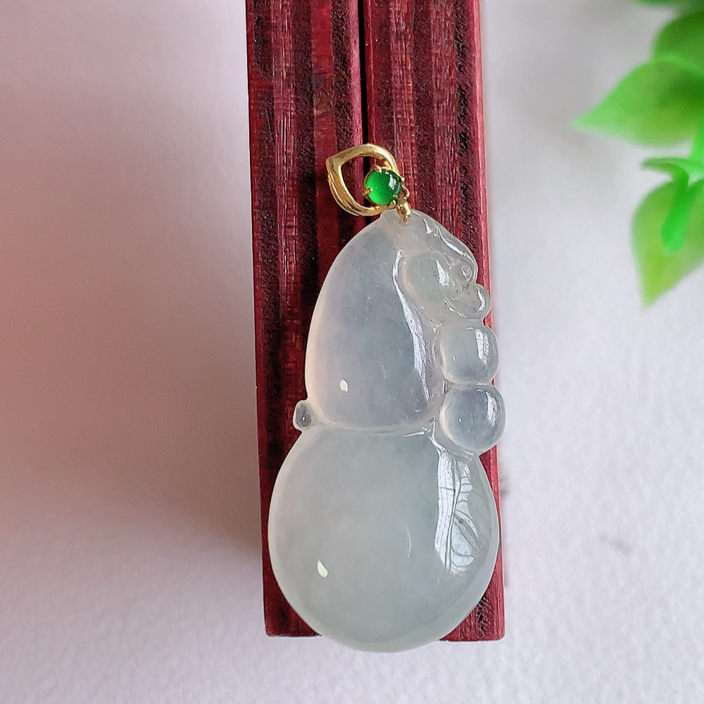 18k金扣冰润葫芦翡翠吊坠  寓意“福禄双全，加官进爵，财源滚滚” 莹润通透，抱满大气  清新脱俗    W01.28  尺寸：26-13.5-5mm