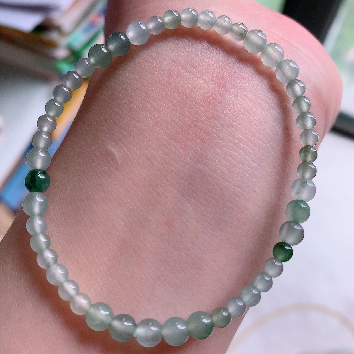 自然光实拍，冰种飘花翡翠手串手链，种老水足， 冰清玉润  颜色漂亮  #001.1取一尺寸4.5