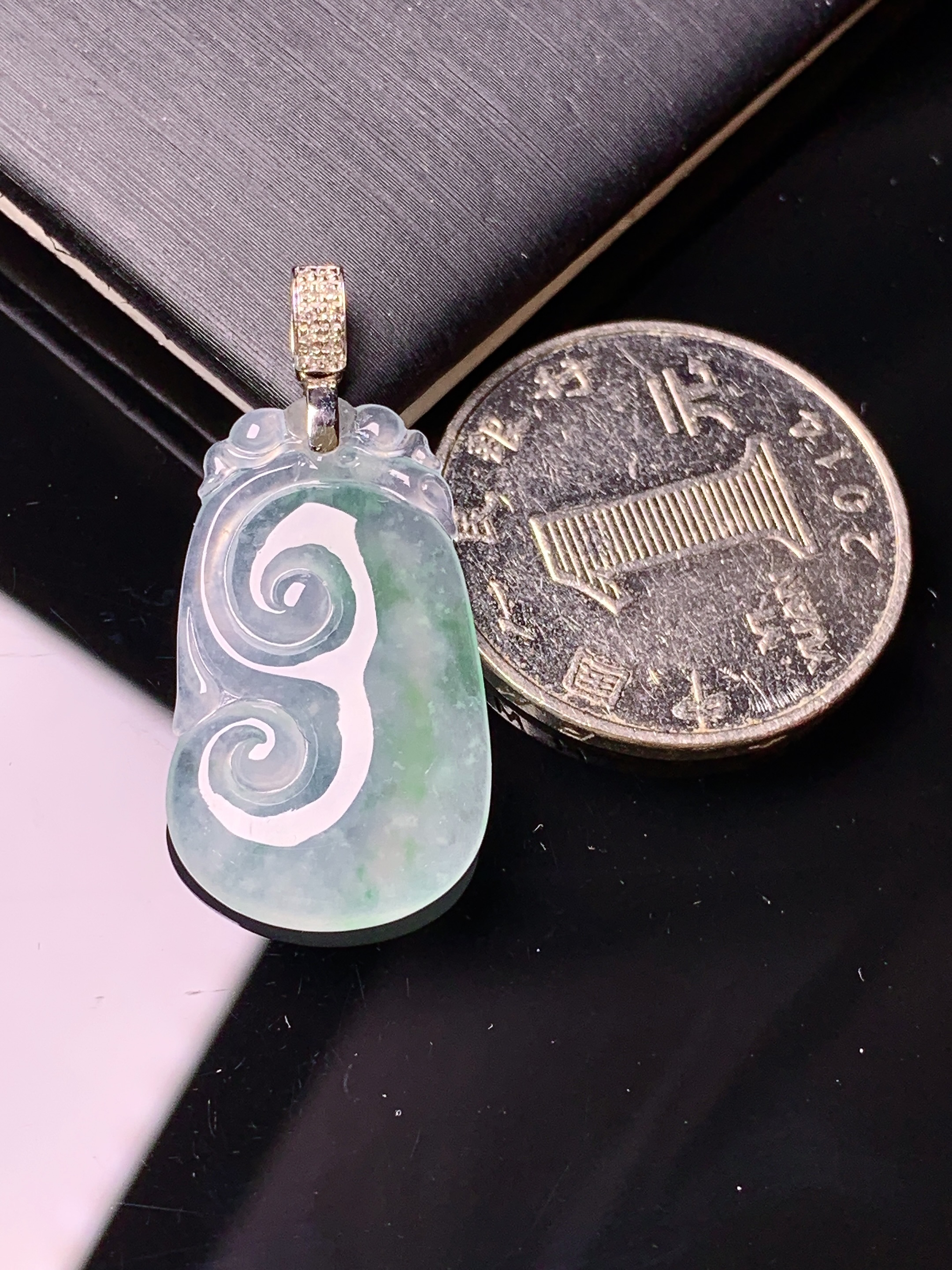 18k金钻镶嵌冰种如意吊坠 玉质细腻 色泽艳丽清新 水润亮眼 整体尺寸32*15.2*3.8g2