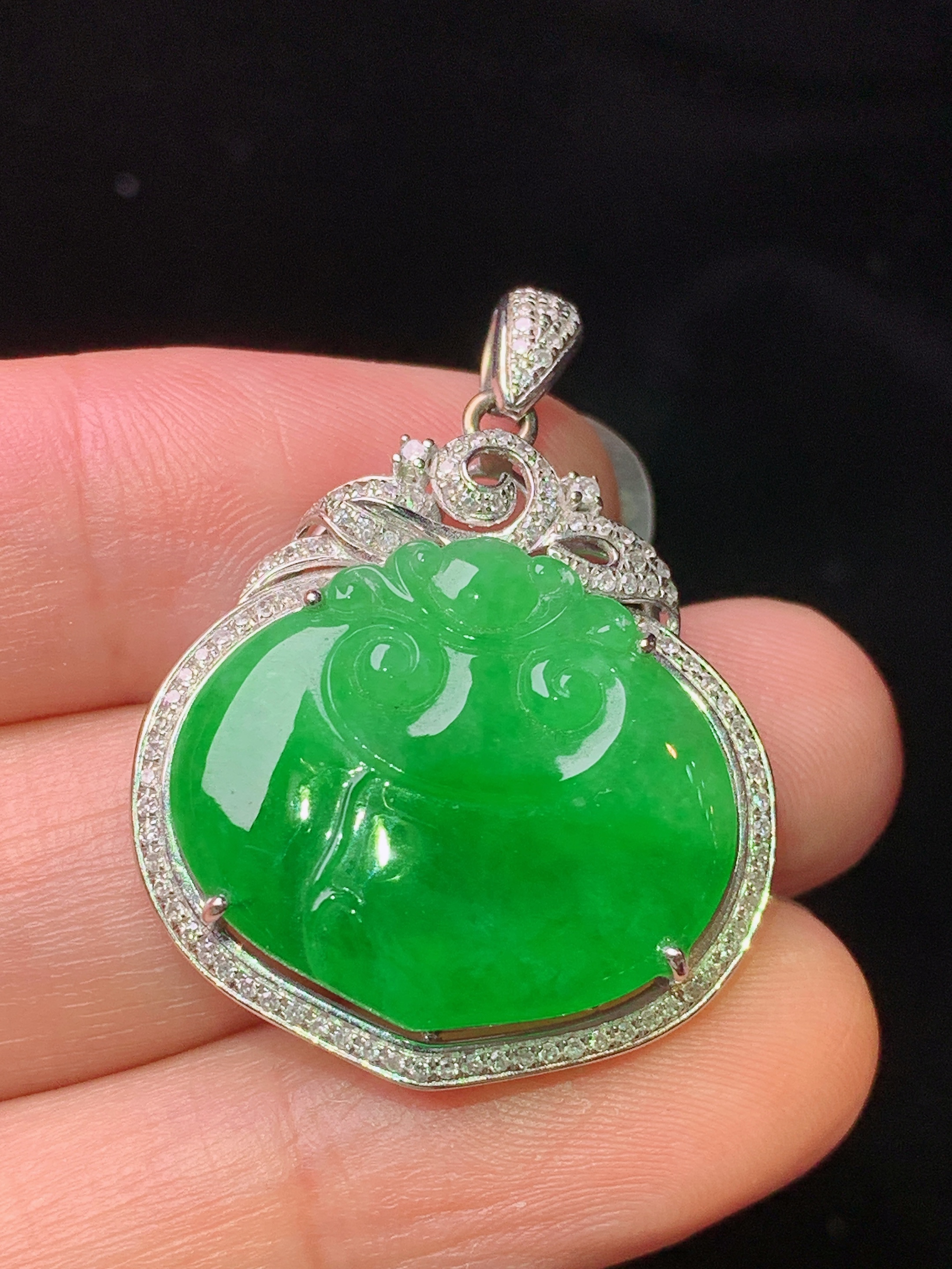 18k金钻镶嵌翠绿如意吊坠 玉质细腻 色泽艳丽清新 水润亮眼 整体尺寸33.5*25*7m5