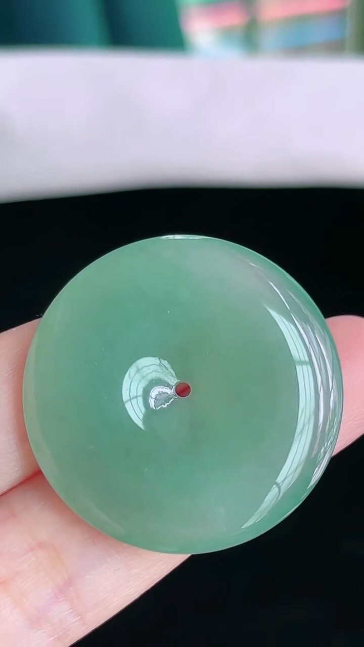 【翡翠名称】老坑种满色冰绿平安扣吊坠
【翡翠尺寸】31.6/5mm
【翡翠描述】宝贝种老水足，玉质细