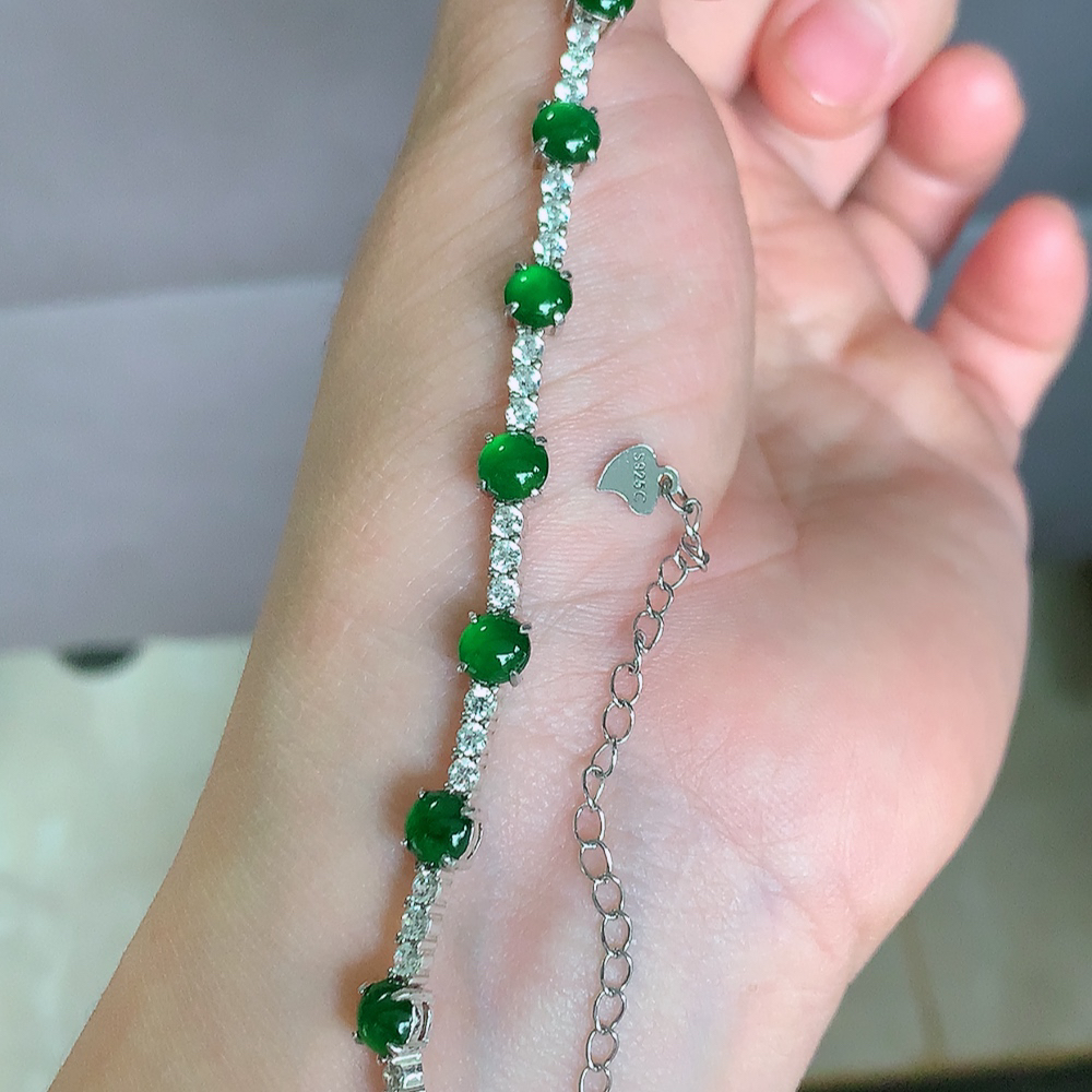 冰润满绿翡翠圆珠手链，水水润润，珠圆玉润，颜色鲜艳，妙明清净，清秀高雅，佩戴效果优雅迷人！性价比超值 W502.28  取一尺寸：5-4.8mm    裸石尺寸：5mm