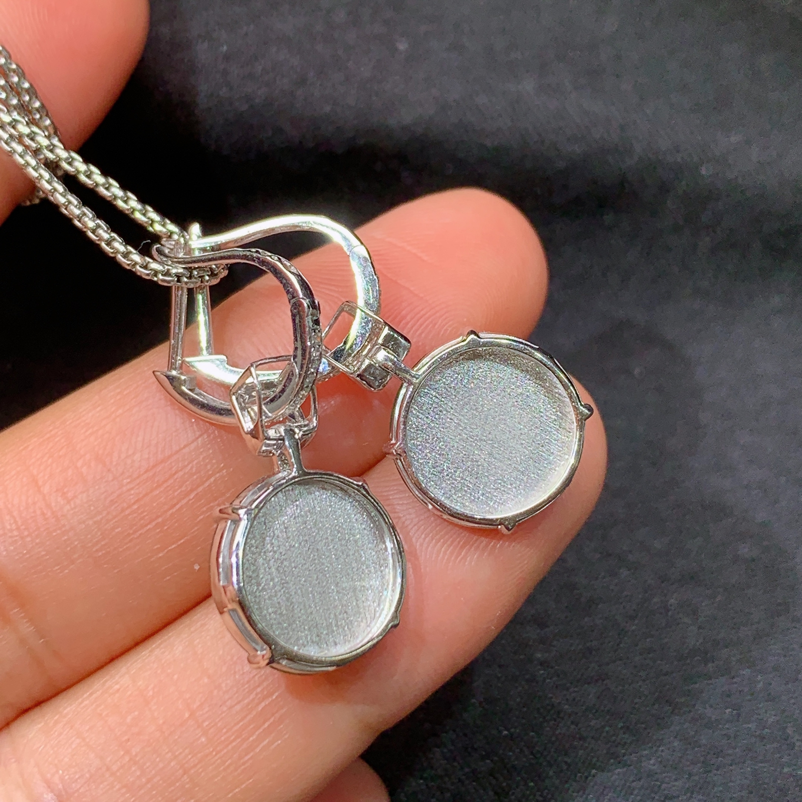 阳绿平安扣耳坠，18k金镶嵌，简约时尚，冰润色阳，种水足，Yt 尺寸11.5*1