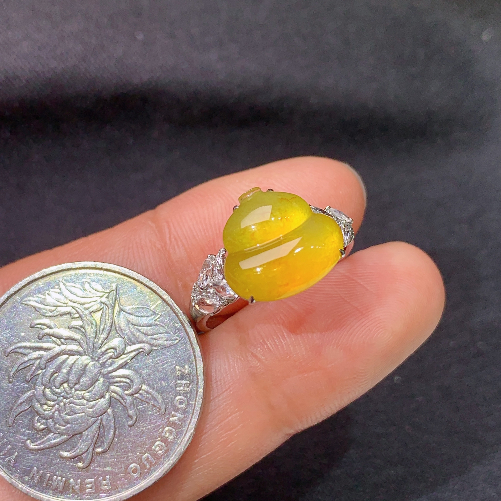 冰黄翡葫芦戒指，18k金镶嵌，色泽鲜艳，水色超佳，Kf 尺寸10.9*11.7*3