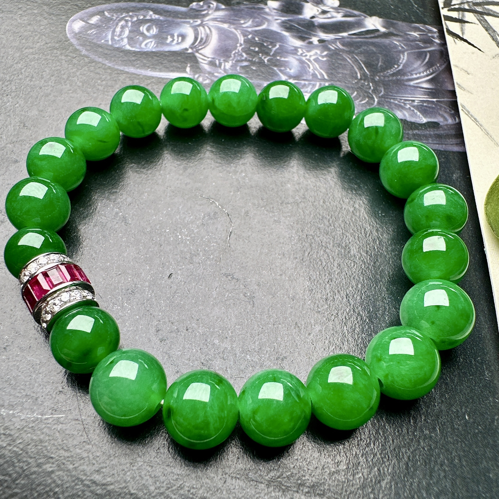 【冰种满绿圆珠手串】冰感十足，通透闪亮，颜色很艳丽，收藏品质，推荐入手。直径8.3-9.8之间