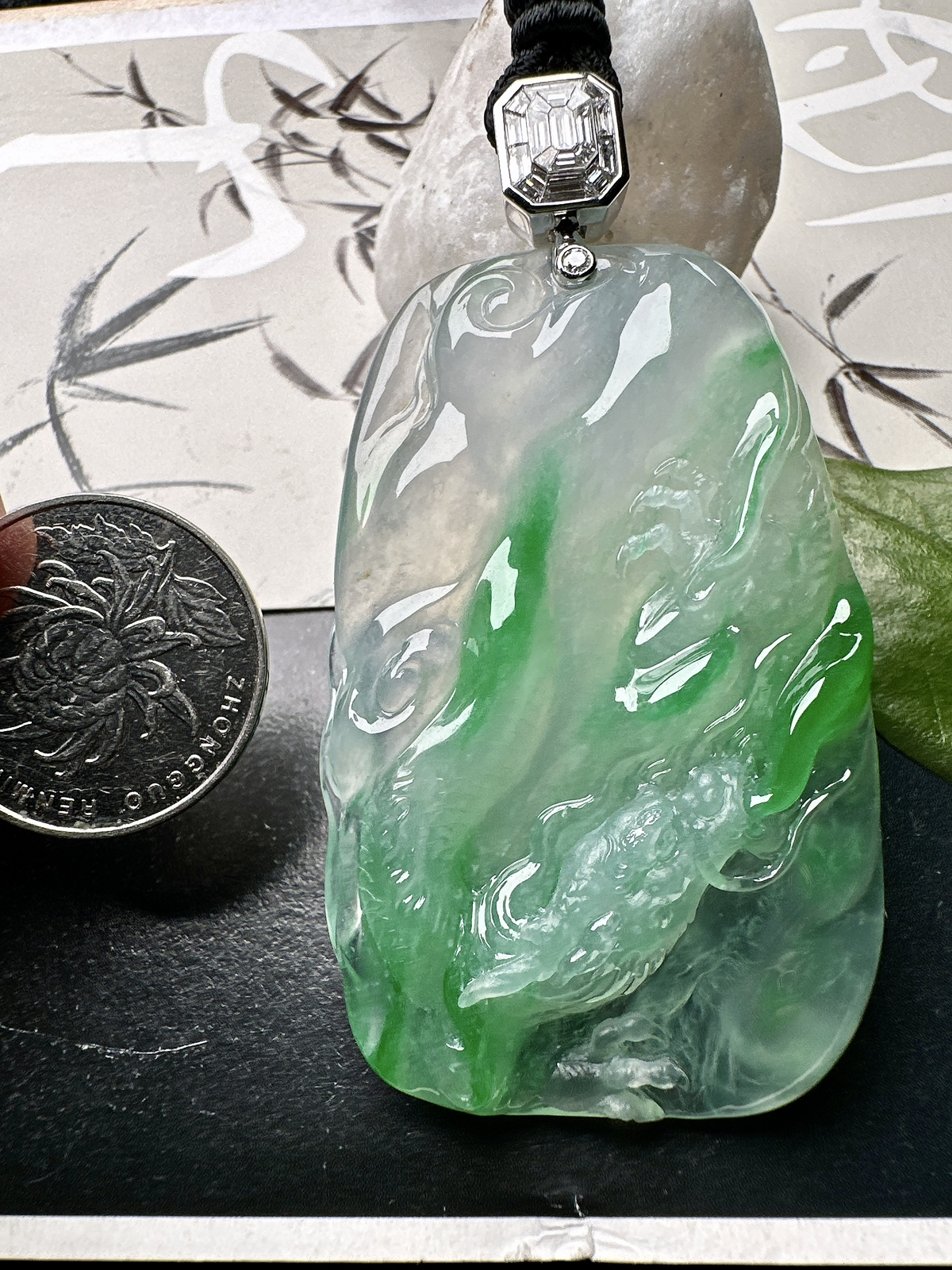 【冰种飘绿龙牌】实物冰感非常强，冰润细腻，通透感强，起胶感强，工艺雕刻很精细，18k金钻镶嵌，裸石尺寸63.1*38.8*8.7毫米
