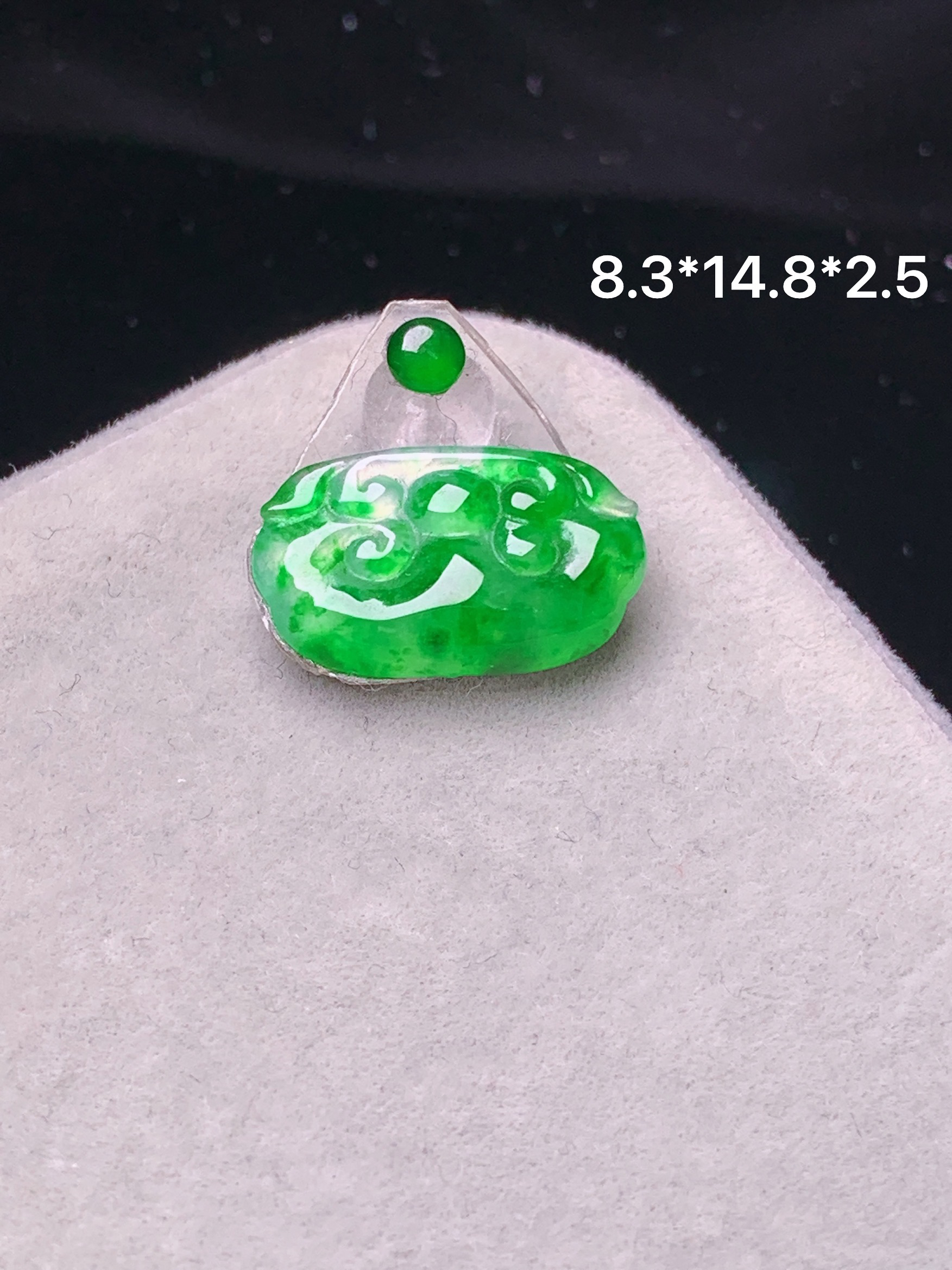 镶嵌款 翠绿如意玉质细腻 色泽艳丽清新 水润亮眼 整体尺寸8.3*14.8*2.5*2x