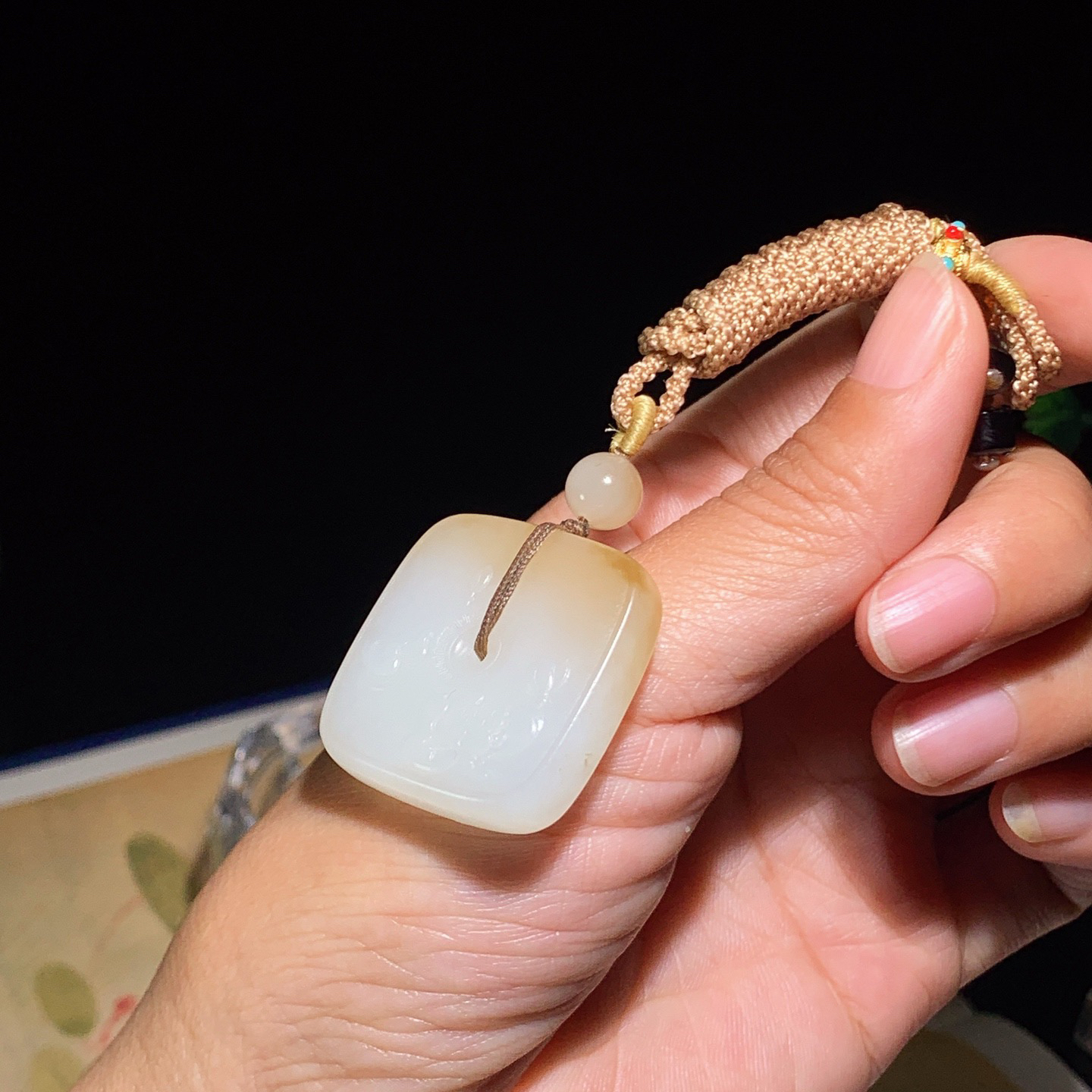 新疆和田玉且末糖四方扣挂件。尺寸31/8重22.5克 玉质细腻油润 底色纯净 脂粉好，品质好。lt2