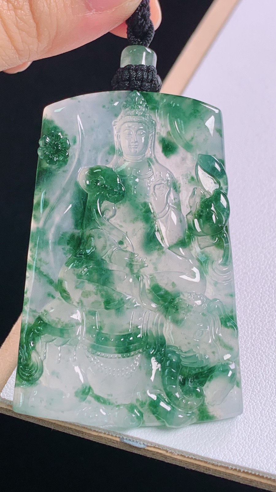 冰飘花普贤菩萨
花色灵动，冰清玉洁
尺寸:65.3-57.0-38.9-5.7mm