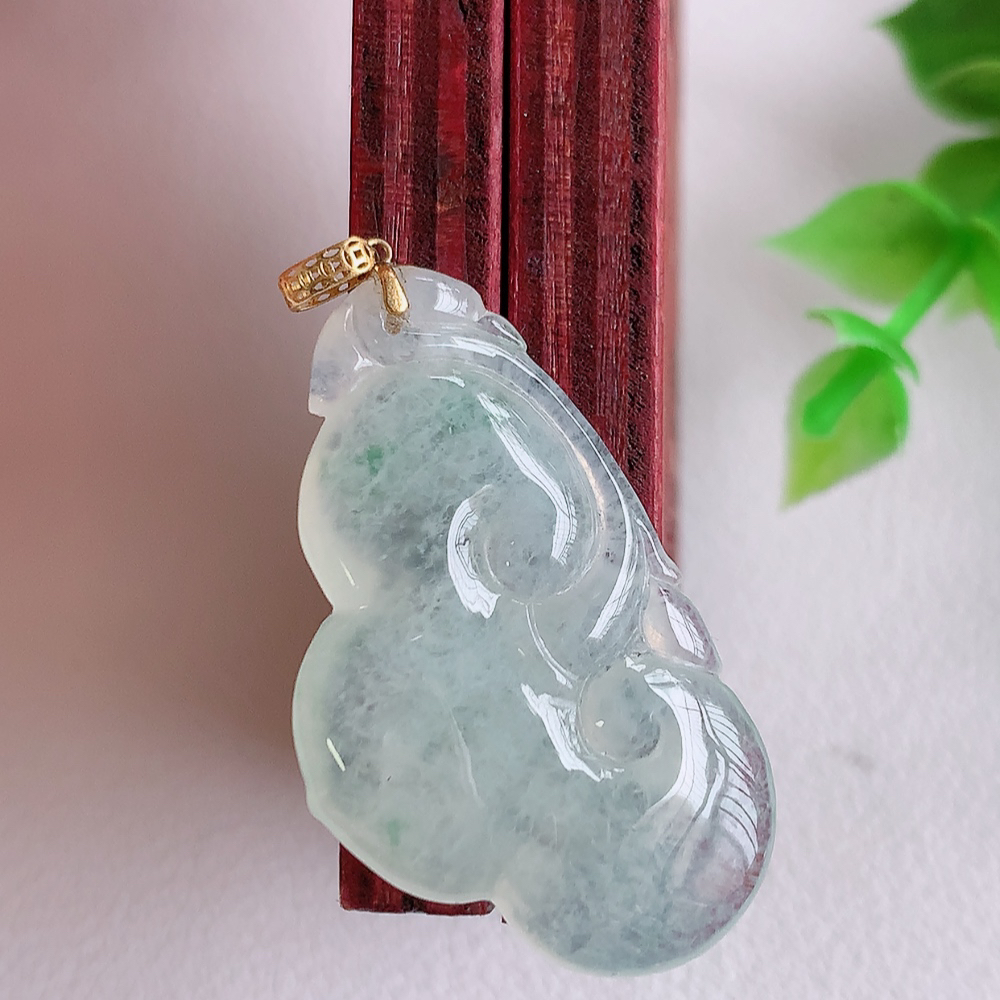 18k金扣冰润吉祥如意翡翠吊坠  寓意“万事如意，吉祥如意,福寿绵长 心想事成”饱满大气，通透水润  W01.28  尺寸：32.5-18.8-6mm