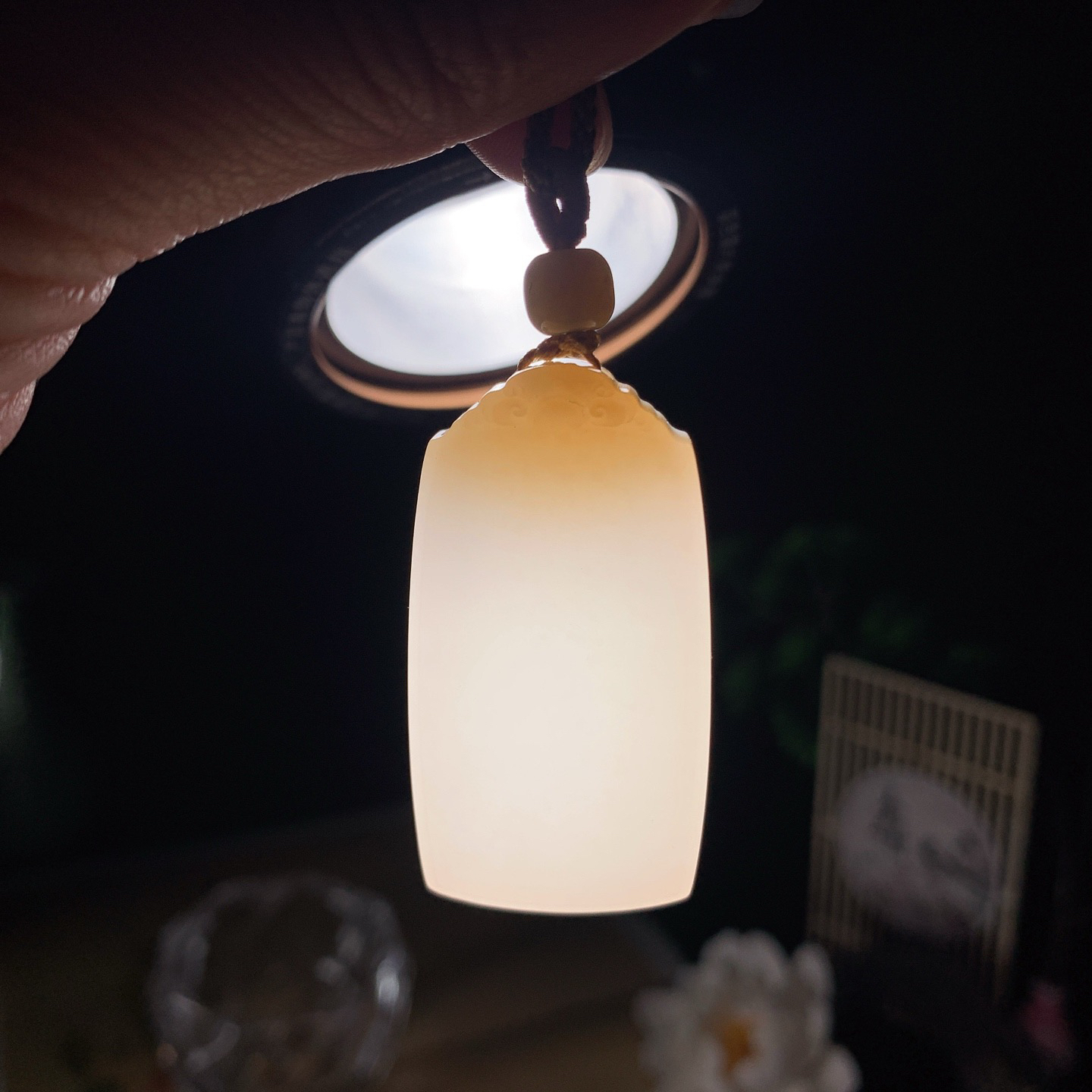 新疆和田玉且末糖平安无事牌挂件。尺寸44/24/10重26克 玉质细腻油润 底色纯净 脂粉好，品质好。lt260330