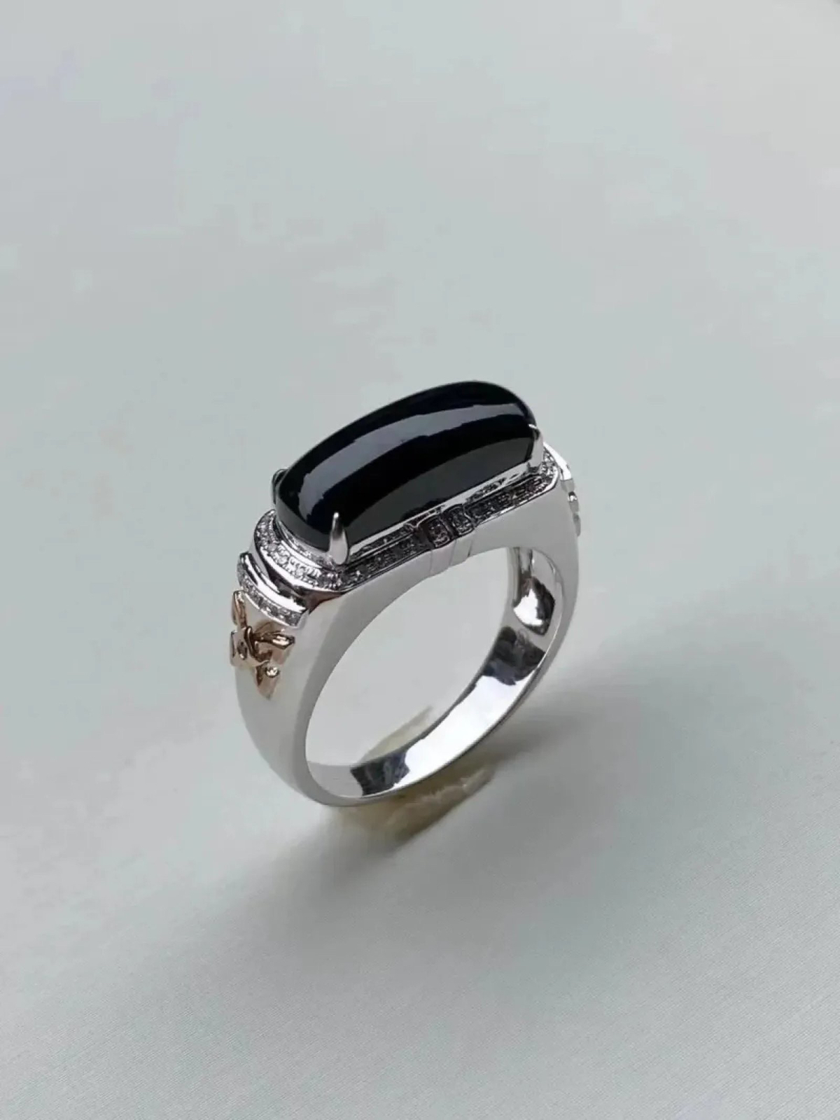 墨翠：【马鞍戒指】18K金+南非钻镶嵌，细腻干净，黑度极黑，性价比高·做工精致，打灯透绿 裸石尺寸：16.1*6.6