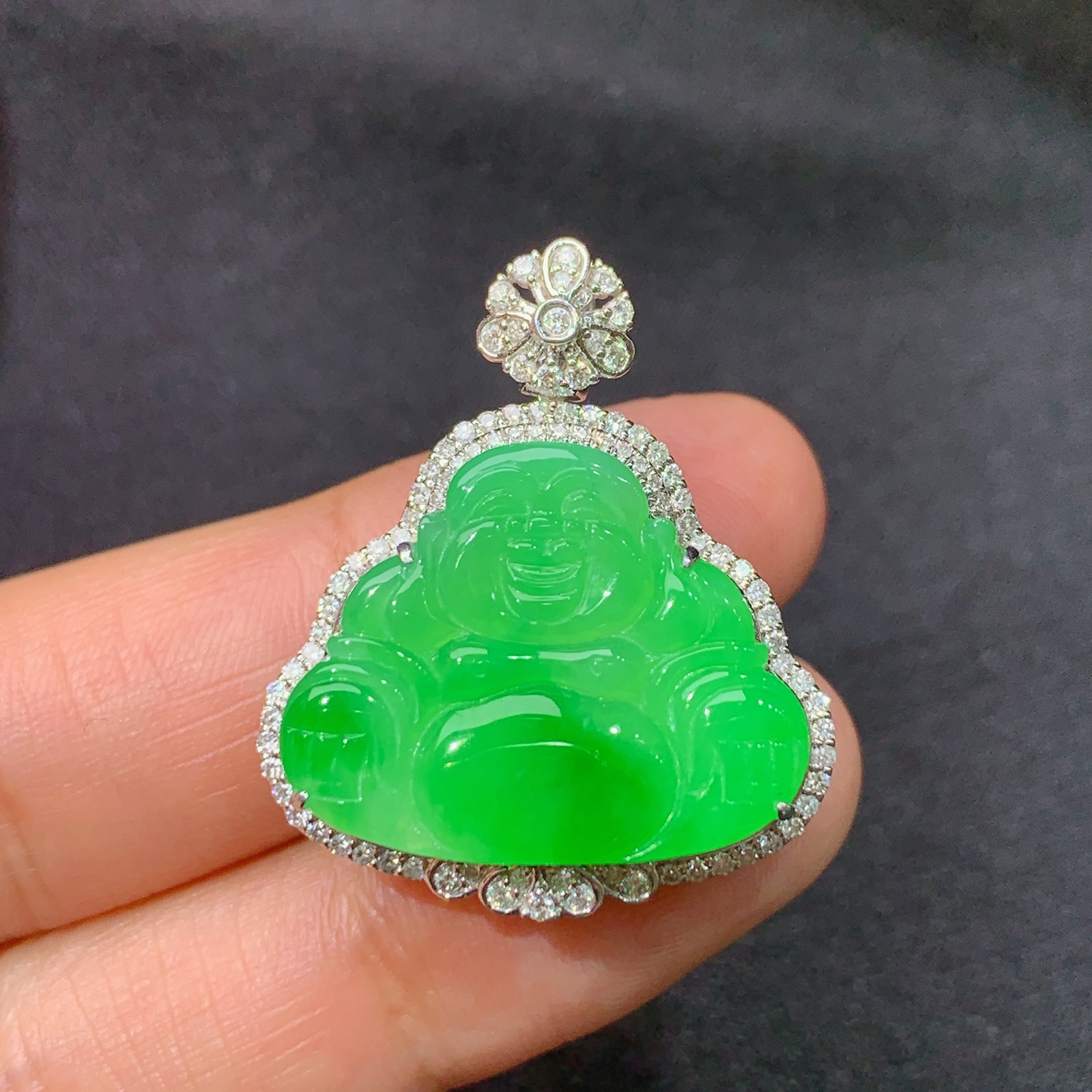 冰阳绿笑佛吊坠，18k金镶嵌，冰润色阳，品相好，种水足，Lp 尺寸29.2*24.6*10.1