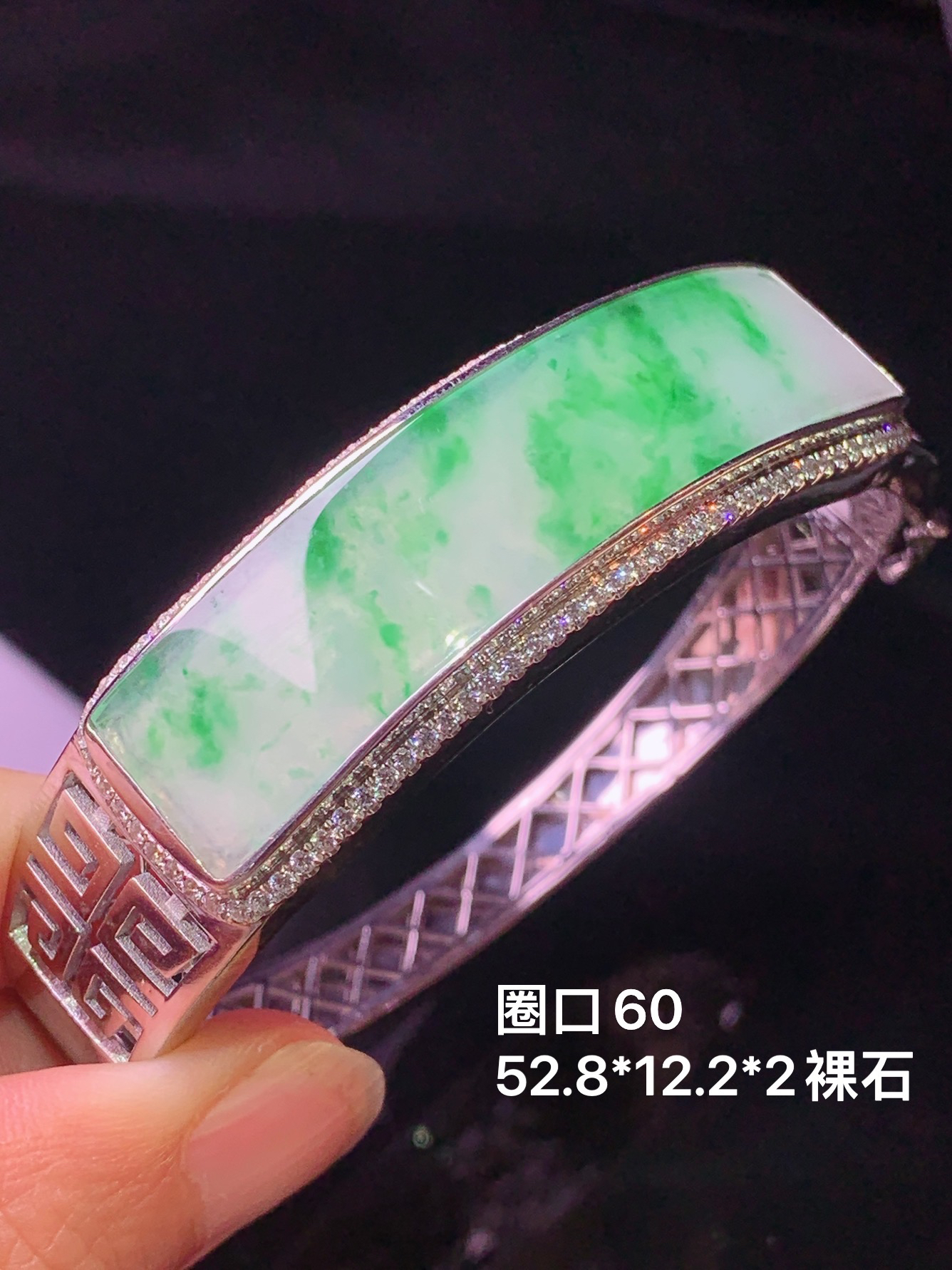 925银镶嵌飘绿弯条手镯 玉质细腻 色泽艳丽清新 圈口60 水润亮眼 裸石尺寸52.8*12.2*2w1