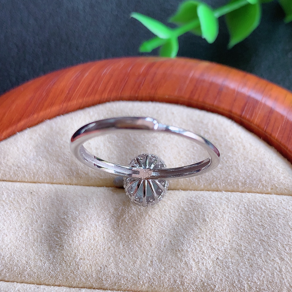 高冰精美环形翡翠戒指  玉质细腻  冰清玉润  飘花灵动  颜色漂亮  W815.28   内径尺寸：19.5-9.4-8.2mm  裸石尺寸：6.8-5.8mm