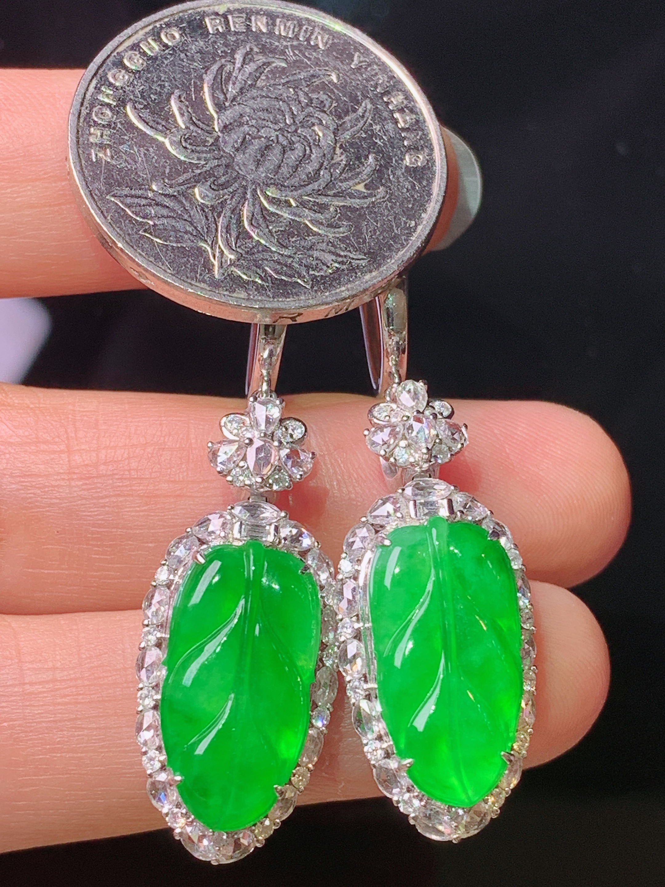 18k金钻镶嵌满绿树叶耳坠 玉质细腻 色泽艳丽清新 水润亮眼 整体尺寸45.2*12.3*8.2m5