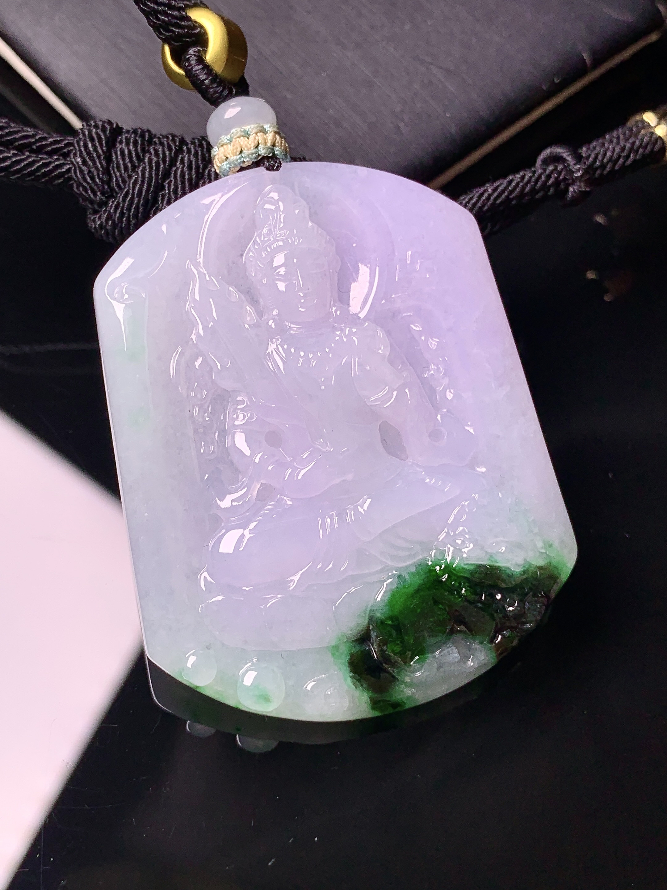 飘绿观音菩萨吊坠 玉质细腻 色泽艳丽清新 水润亮眼 整体尺寸47.2*37.5*5.6w 1