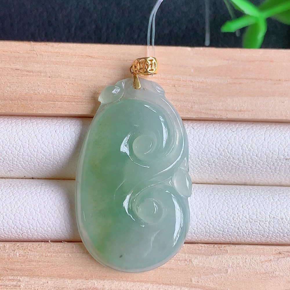 18k金扣冰润吉祥如意翡翠吊坠  寓意“万事如意，吉祥如意,福寿绵长 心想事成”饱满大气，通透水润  W49.28  尺寸：30-18-3.6mm
