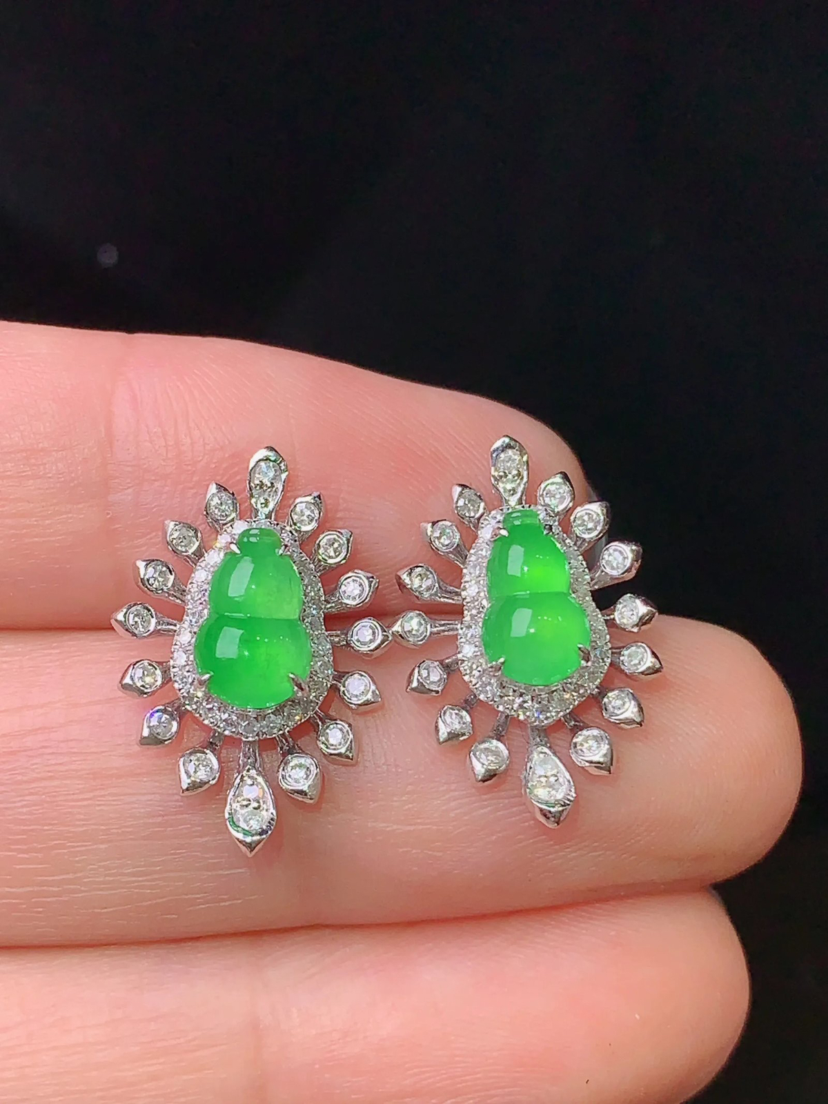 18k金钻镶嵌翠绿葫芦耳钉 玉质细腻 色泽清新艳丽 整体尺寸18.5*12.2*6