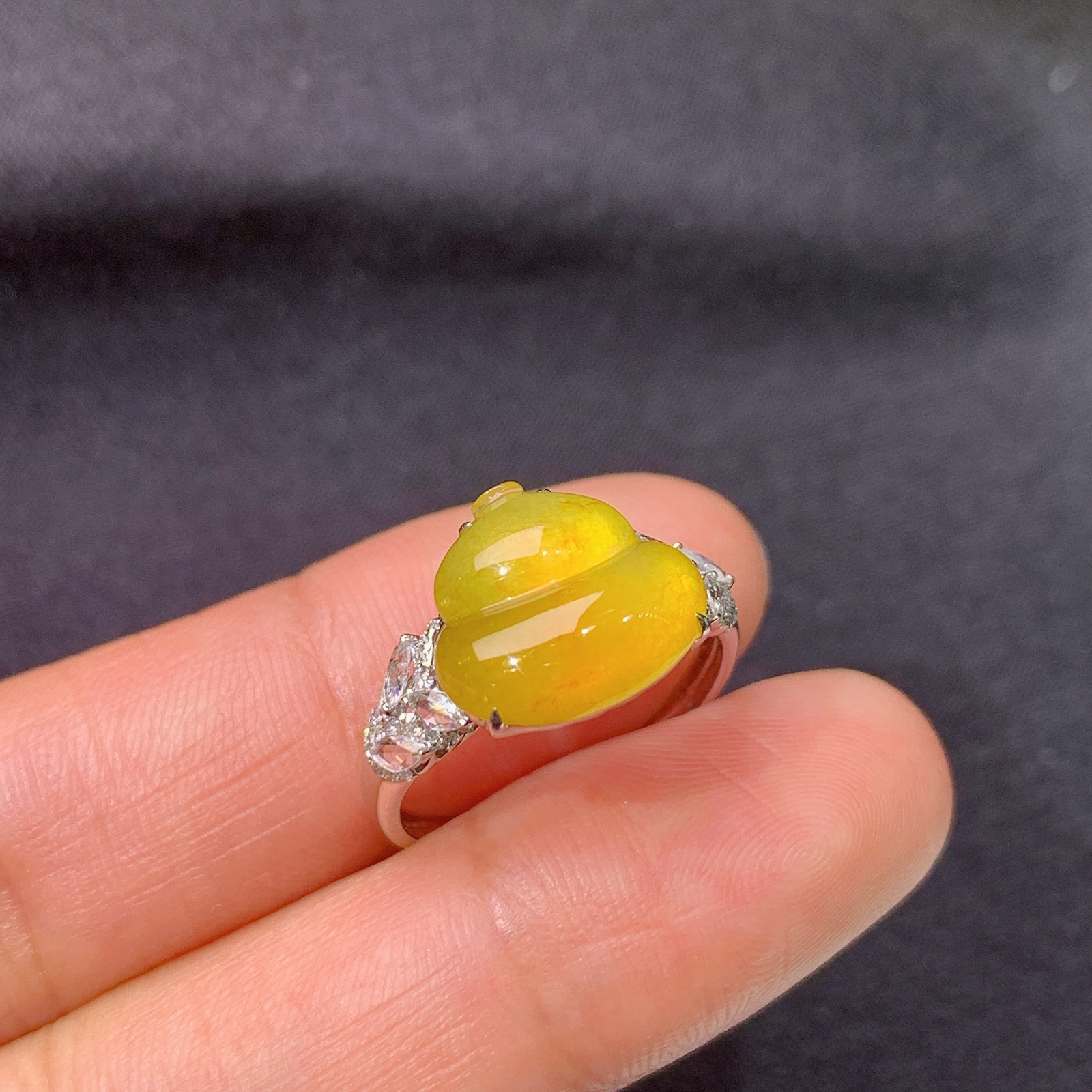 冰黄翡葫芦戒指，18k金镶嵌，色泽鲜艳，水色超佳，Kf 尺寸10.9*11.7*3