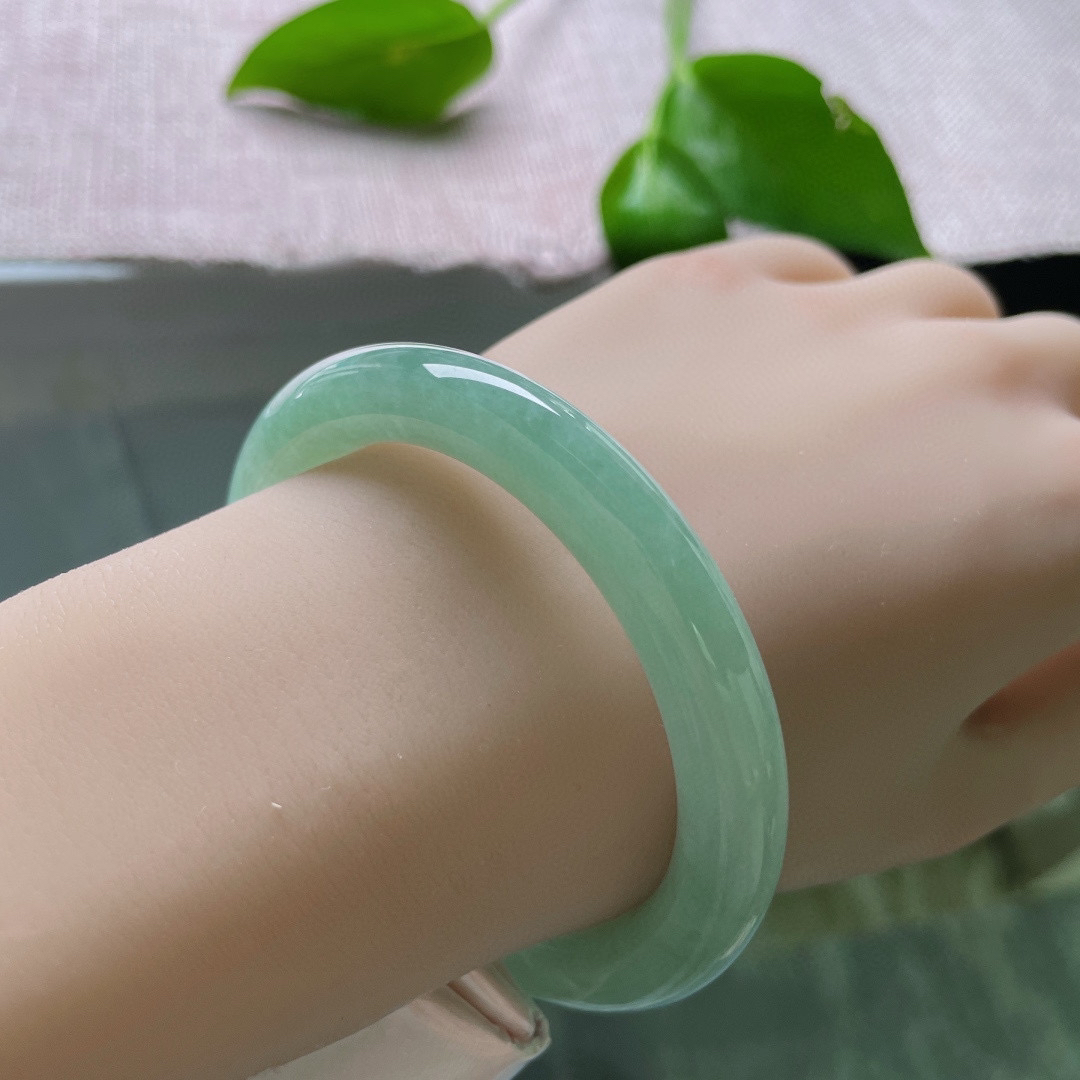 55.3/9.3果绿圆条，水润细腻，清新简约，秀丽倾心