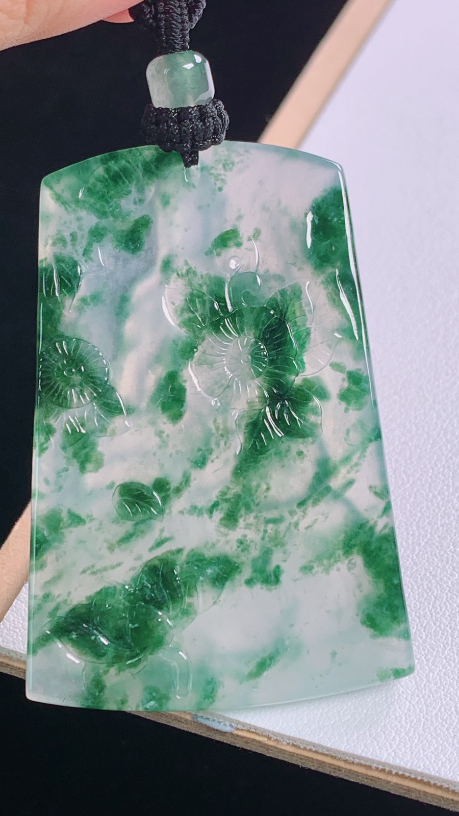 冰飘花普贤菩萨
花色灵动，冰清玉洁
尺寸:65.3-57.0-38.9-5.7mm