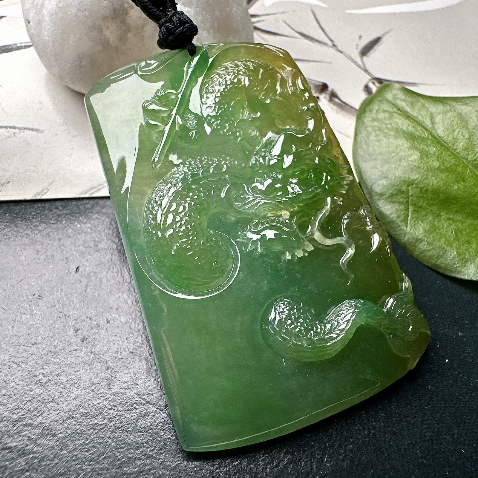 【冰种黄加绿龙牌】冰润细腻，冰感好，质地很不错。雕工精细，佩戴效果好，背面一刀切