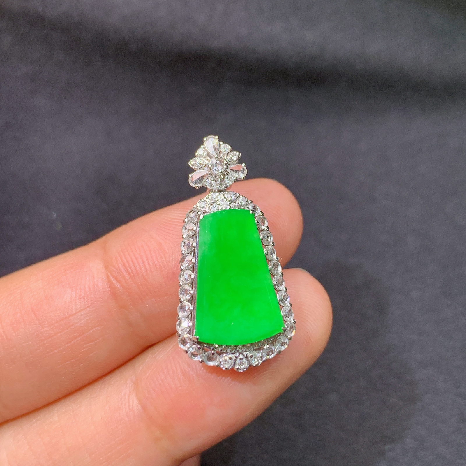 冰阳绿无事牌吊坠，18k金镶嵌，冰润色阳，种老水足，Ych 尺寸25.3*12.6*7.3