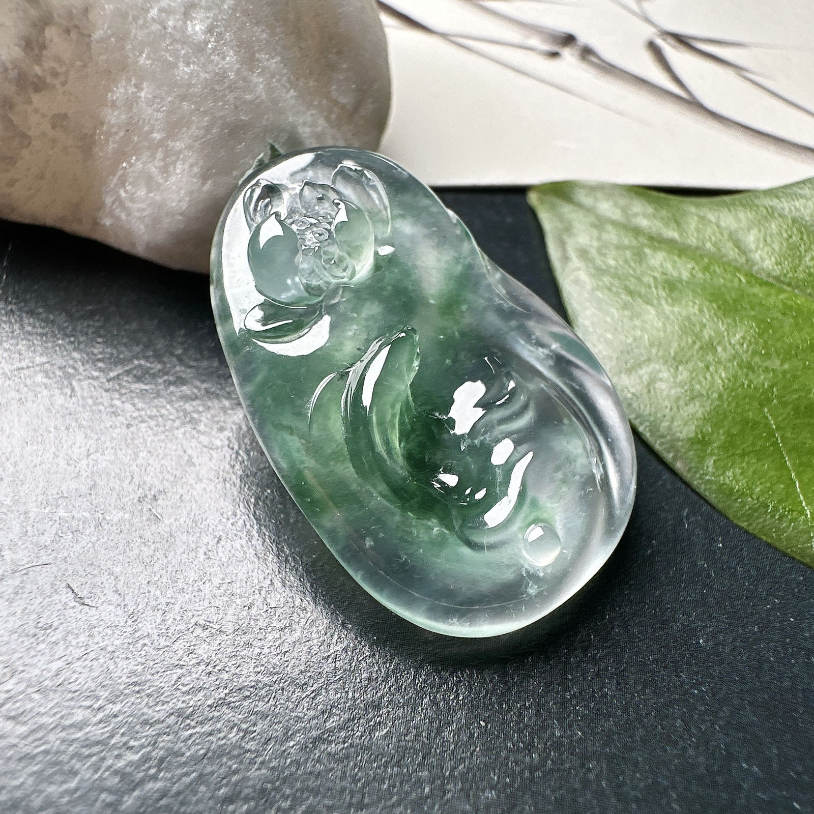 【玻璃种飘绿花鱼】年年有余，如鱼得水，力争上游。种水上乘，冰润通透，种老起强胶感强荧光，纯净清澈，冰感十足