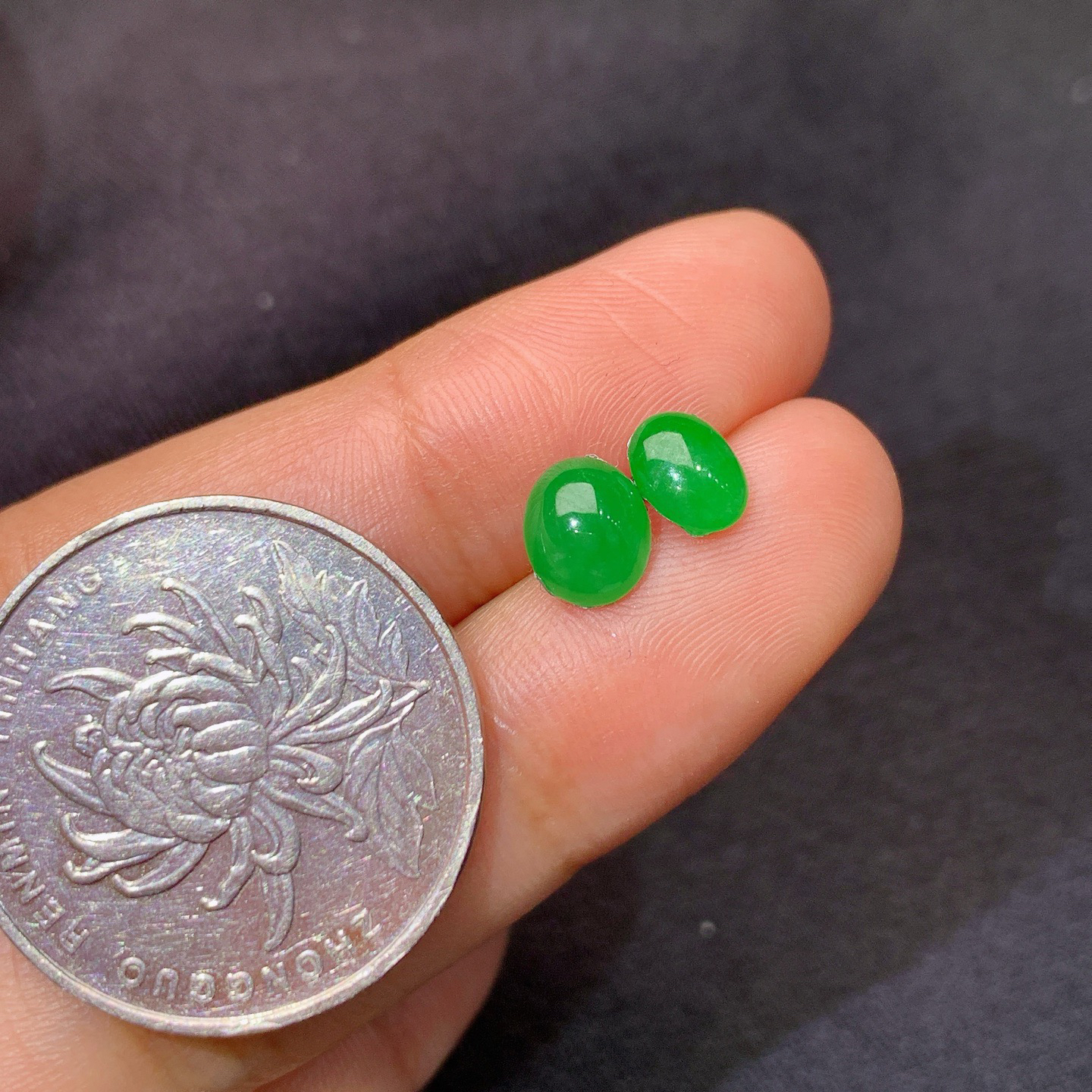 冰阳绿蛋面一对，镶嵌佳品，冰润色阳，种水足，Ht 尺寸6.8*5.7*3.2