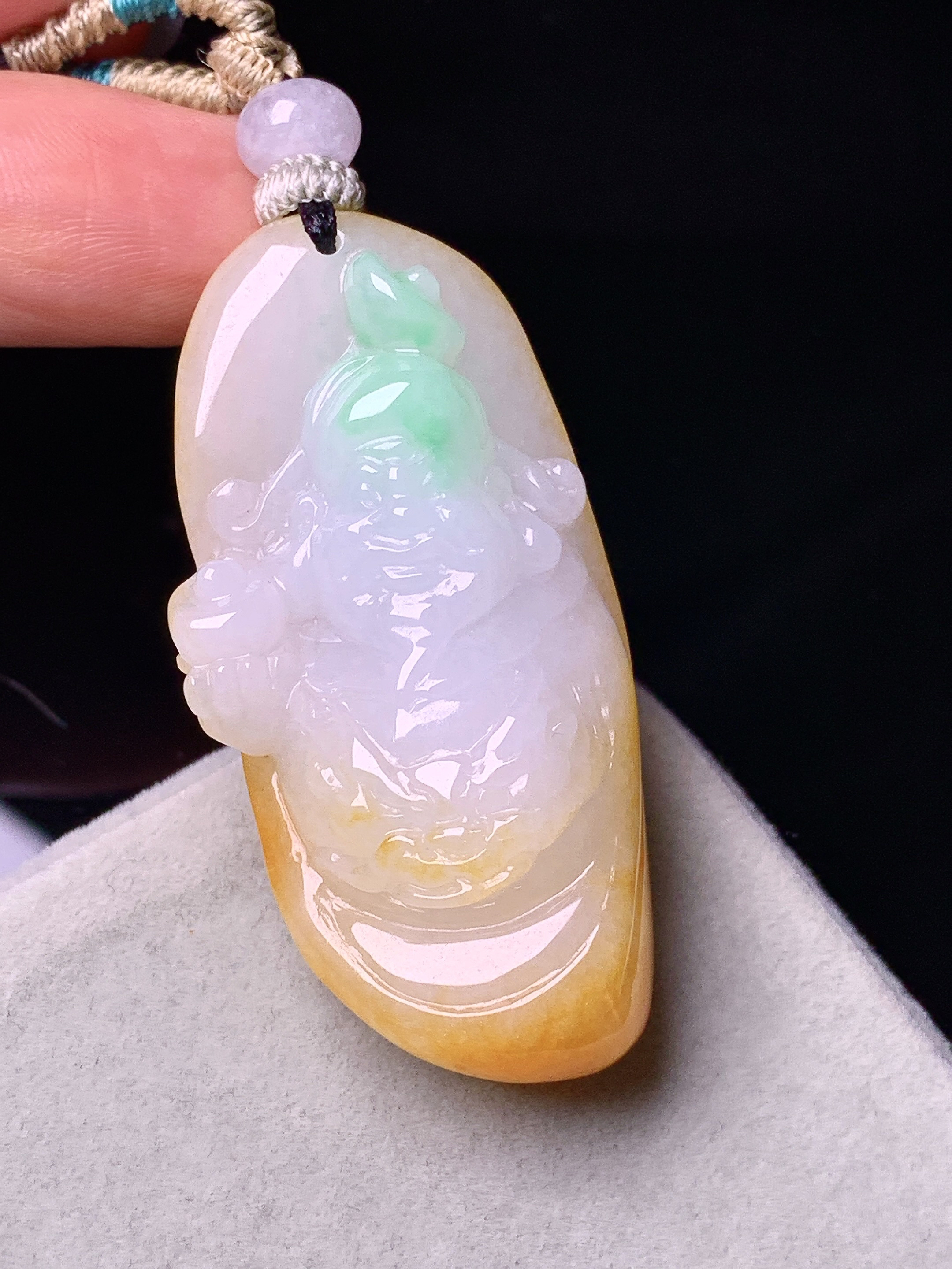 飘黄绿翡财神爷吊坠 玉质细腻 色泽艳丽清新 水润亮眼 整体尺寸46.8*23.6*13.8w1