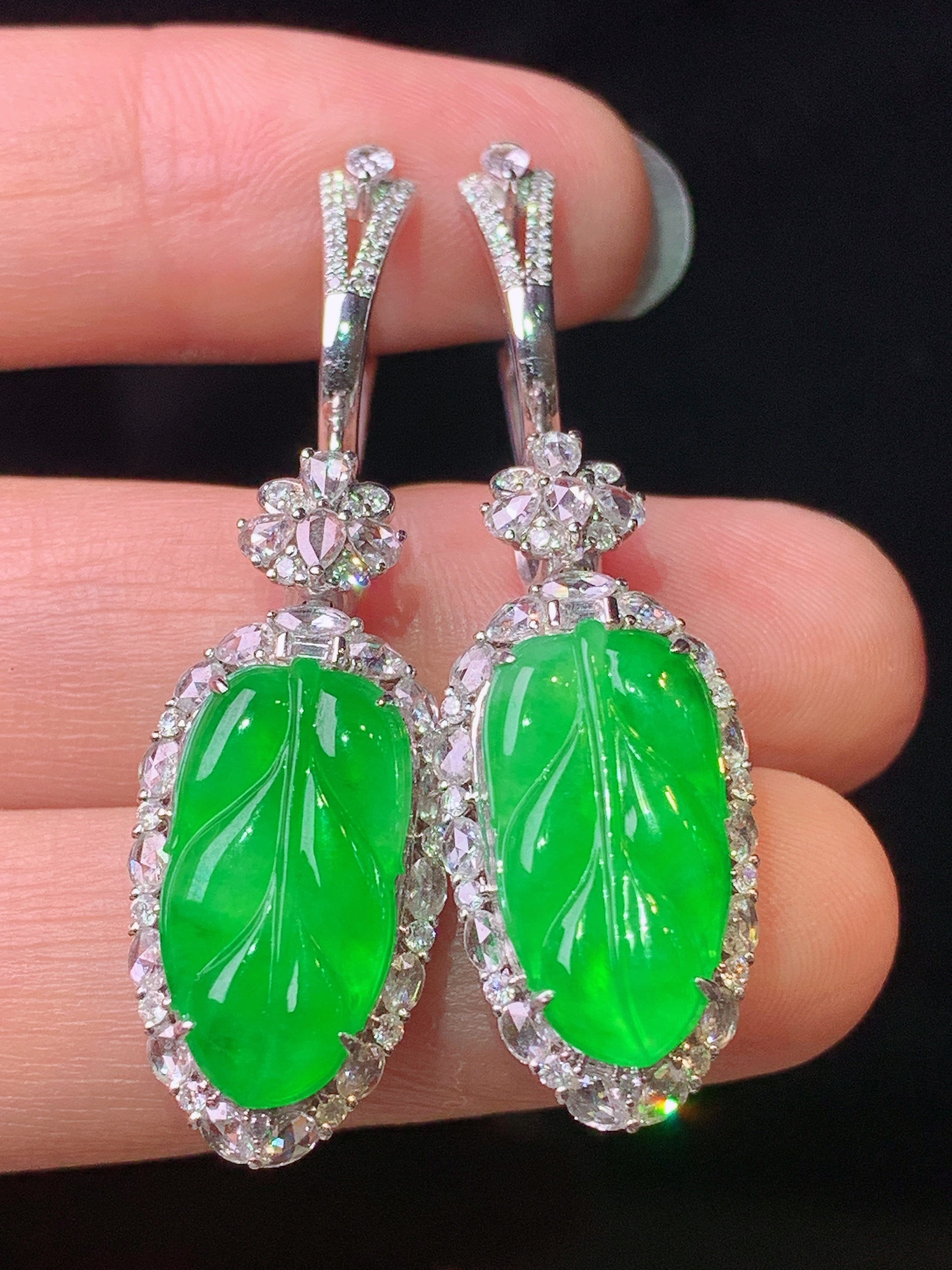 18k金钻镶嵌满绿树叶耳坠 玉质细腻 色泽艳丽清新 水润亮眼 整体尺寸45.2*12.3*8.2m5