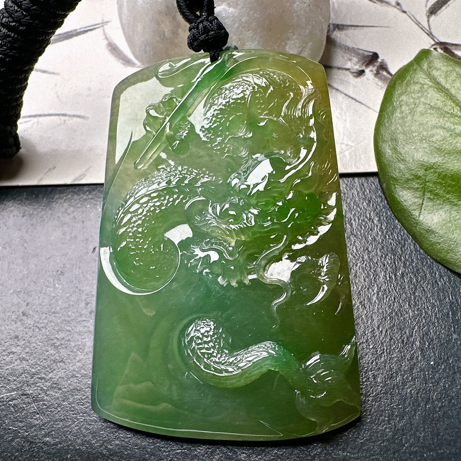 【冰种黄加绿龙牌】冰润细腻，冰感好，质地很不错。雕工精细，佩戴效果好，背面一刀切