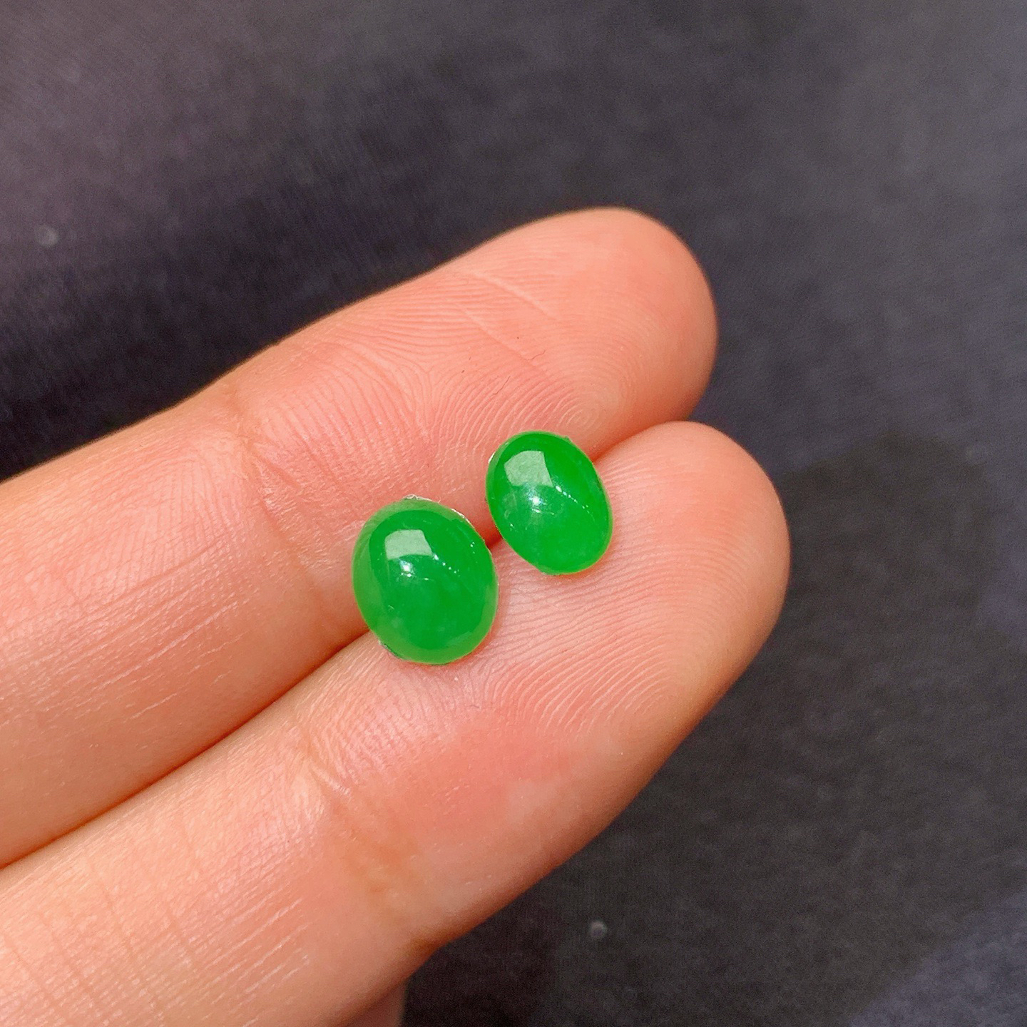 冰阳绿蛋面一对，镶嵌佳品，冰润色阳，种水足，Ht 尺寸6.8*5.7*3.2