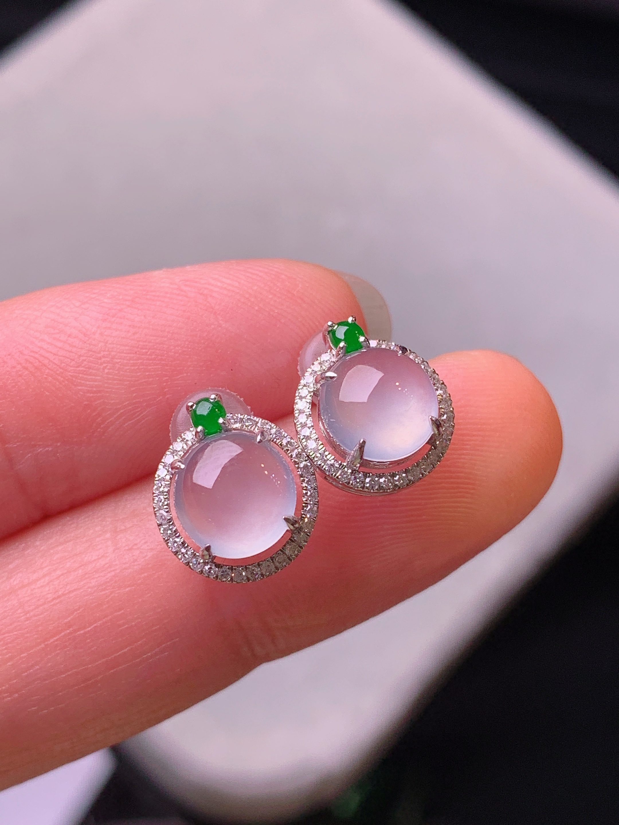 18k金钻镶嵌冰种蛋面耳钉 玉质细腻 色泽艳丽清新 水润亮眼 整体尺寸10.5*9*5.8b2