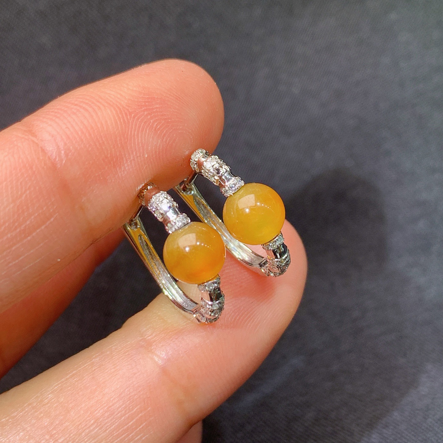 冰黄翡圆珠耳扣，18k金镶嵌，简约时尚，冰润鲜艳，种水足，Xy 裸石5.8