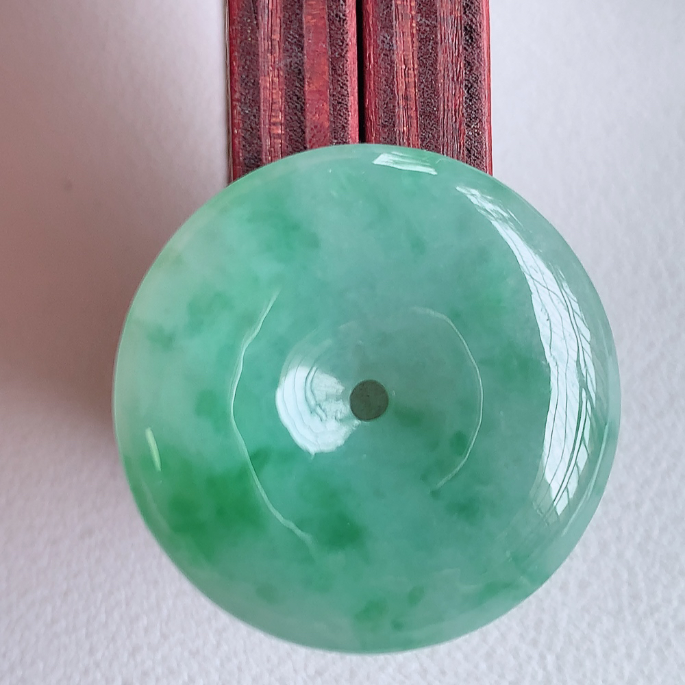 冰润飘花平安扣吊坠，厚装饱满，冰润剔透，细腻水足，种质润泽，飘花灵动，佩戴优雅大气，W57.28   尺寸：27-5.1mm