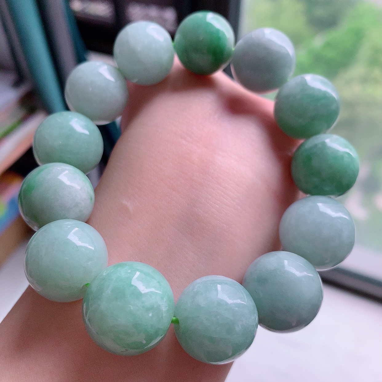 自然光实拍，大颗冰润飘绿翡翠手串，颜色丰富，料子细腻，高档大气， 自戴送礼佳品！#001.1取一尺寸17.6