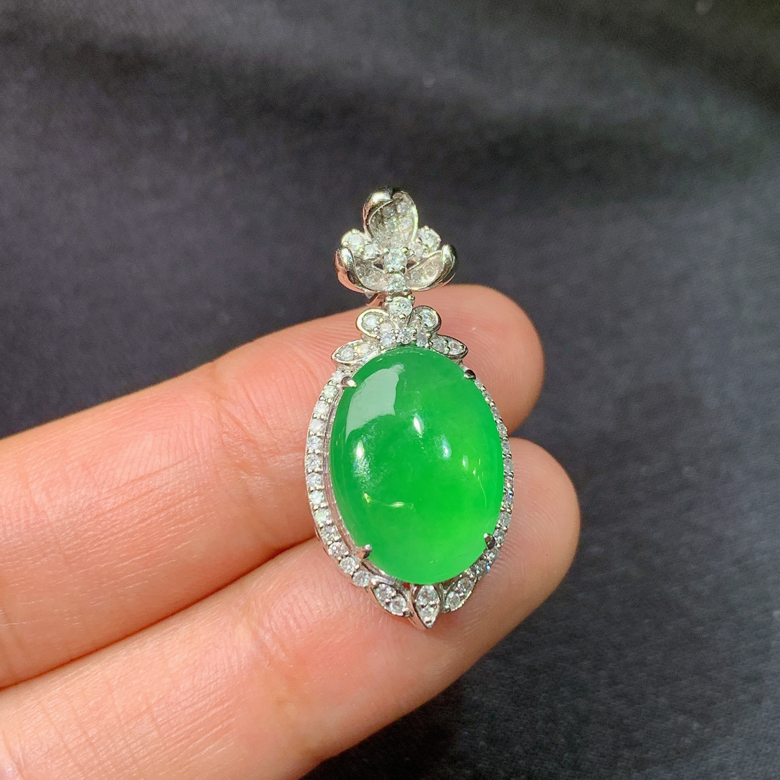 阳绿蛋面吊坠，18k金镶嵌，冰润色阳，玉质细腻，种水足，Lp 尺寸28.4*13.3*8.1