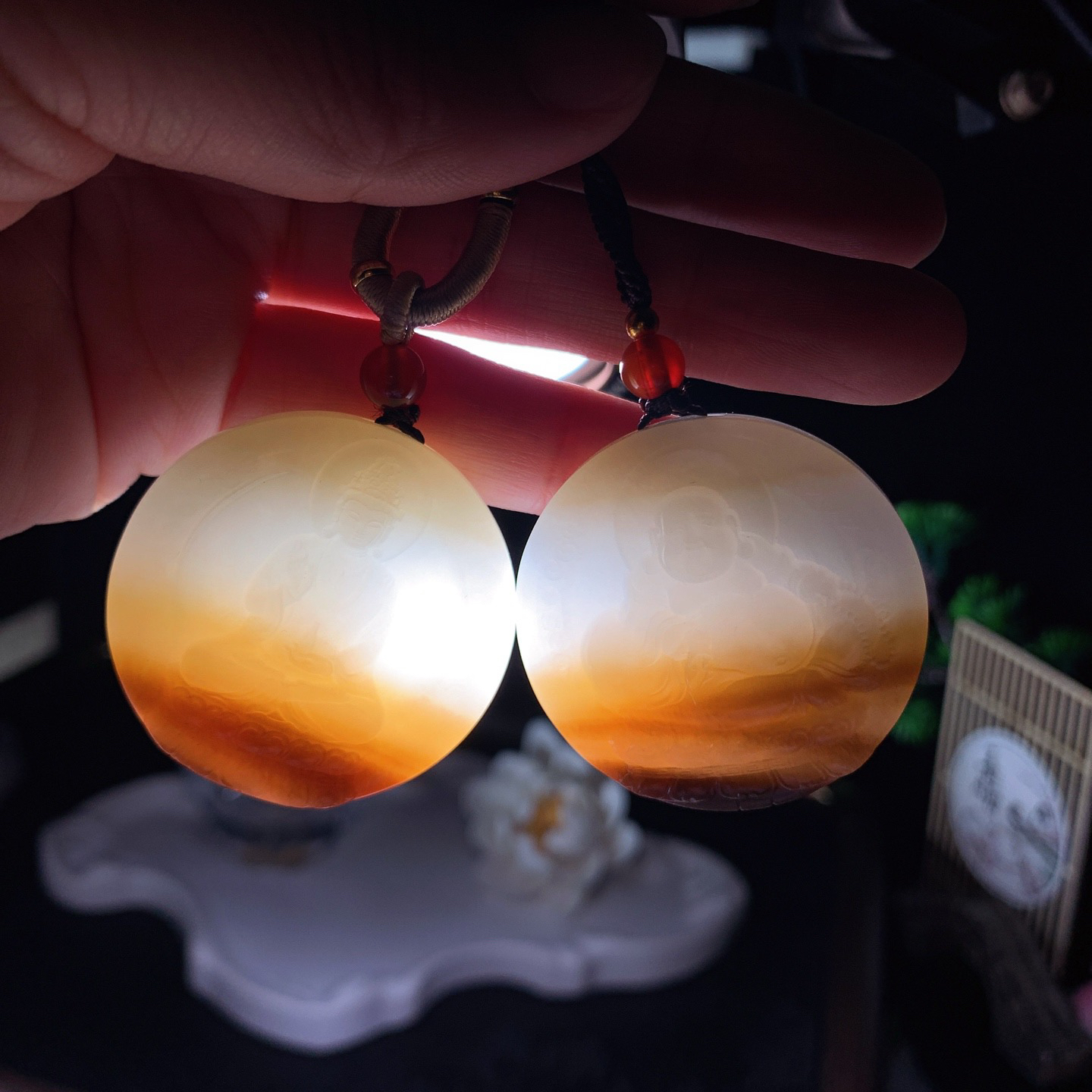 一对新疆和田玉且末糖观音佛挂件。尺寸38/9重56克 玉质细腻油润 底色纯净 脂粉好，品质好。lt260330