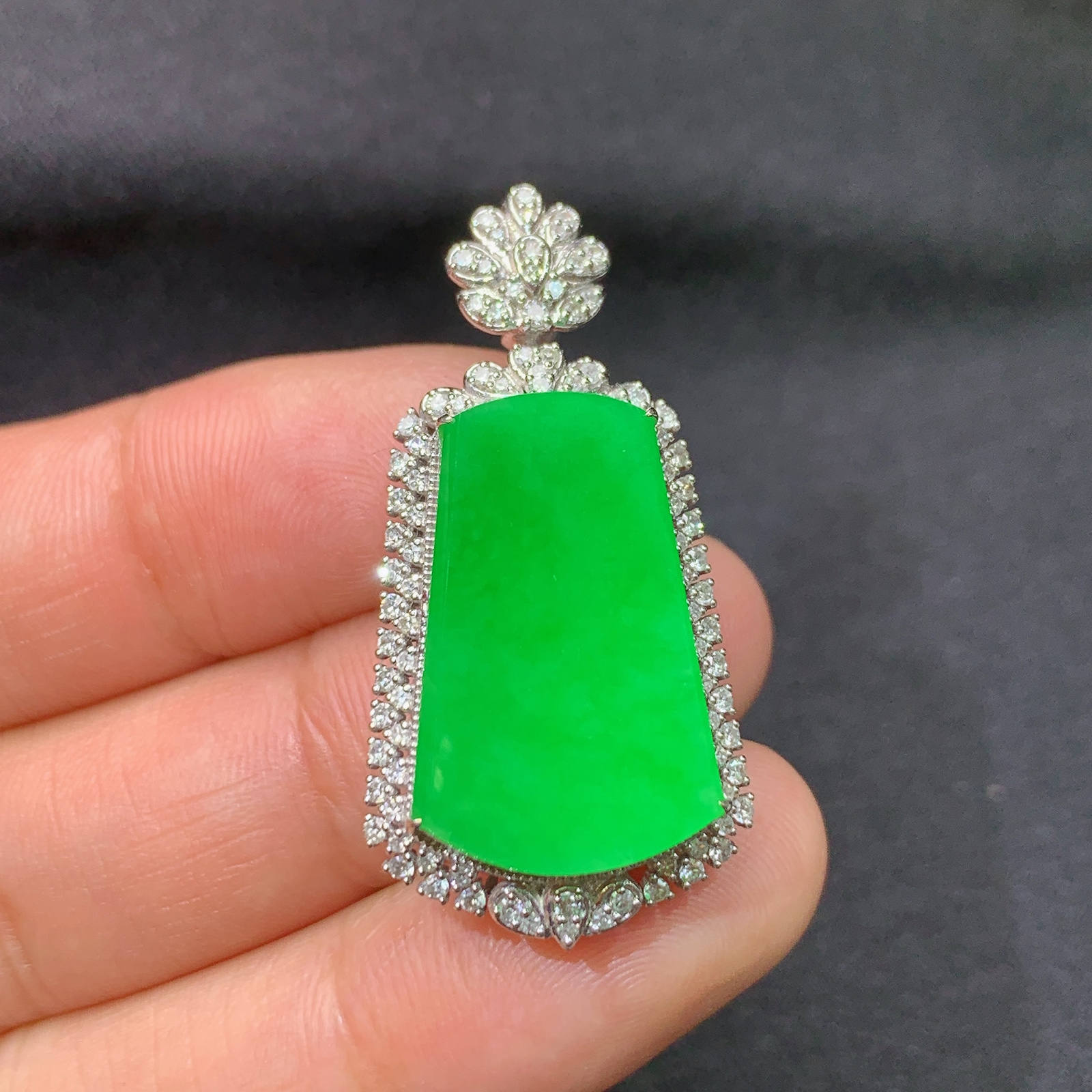 冰阳绿无事牌吊坠，18k金镶嵌，冰润色阳，种水足，Li 尺寸35.7*17.7*10.1